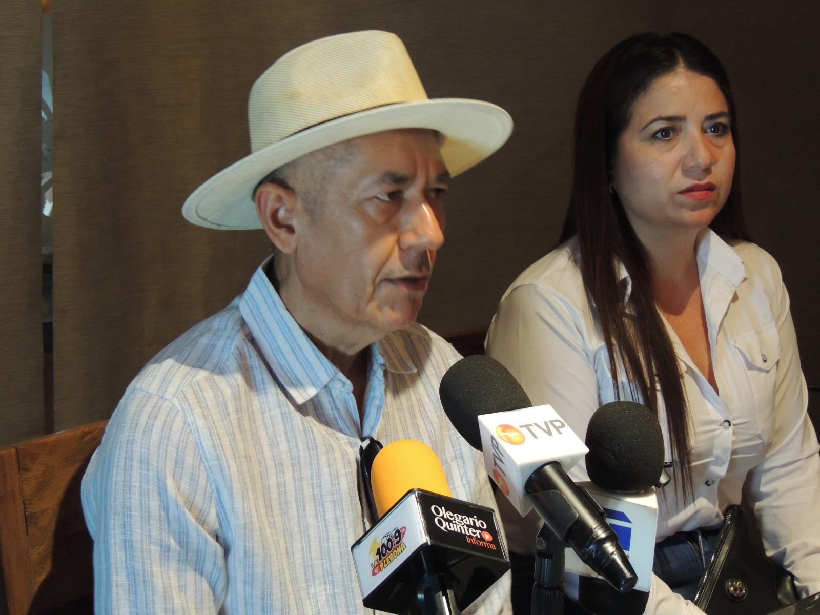 $!El artista Ernesto Ríos Rocha comparte los detalles de la exposición.