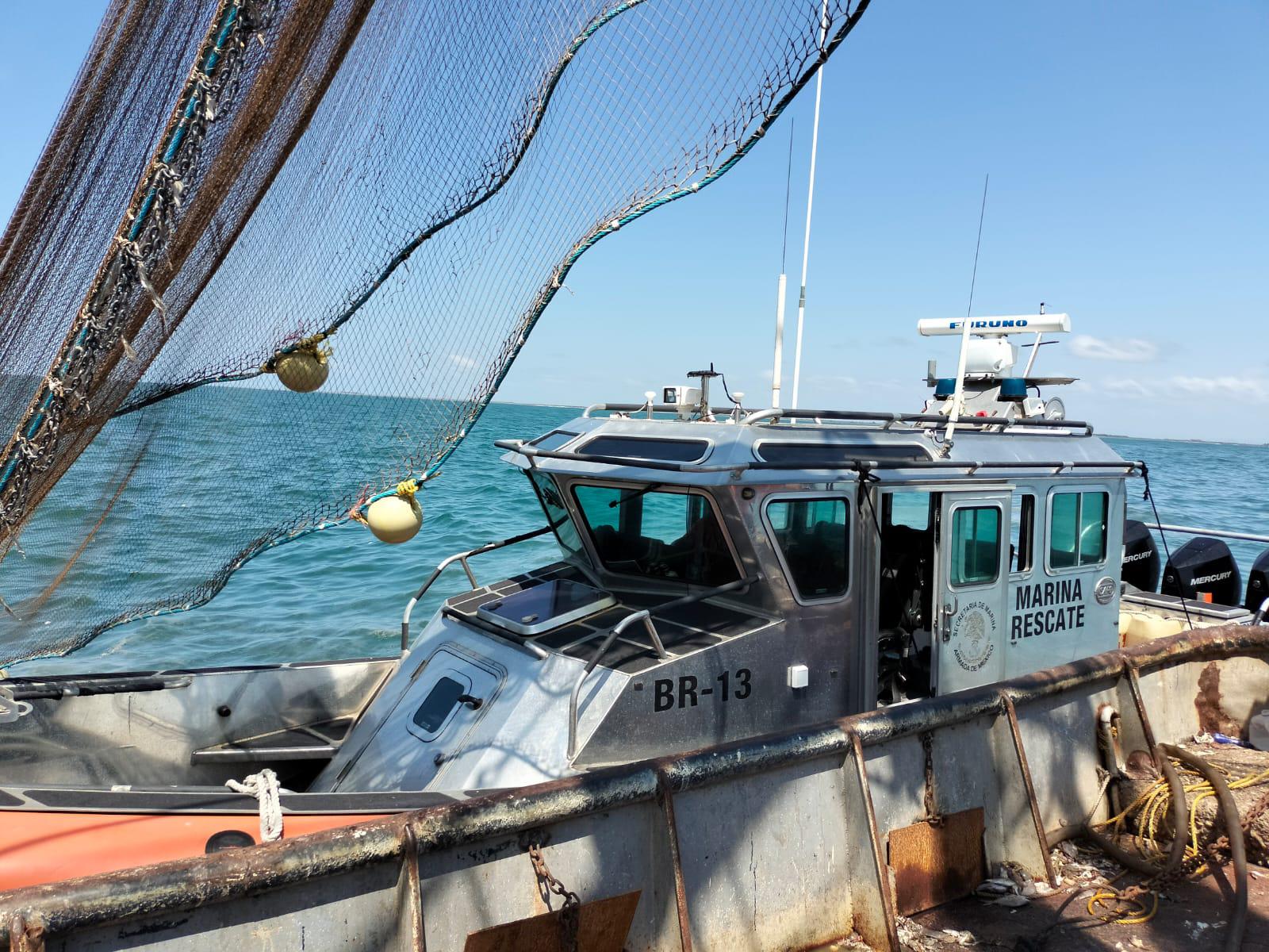 $!Personal naval apoya a 7 tripulantes y embarcación en altamar, al norte de Mazatlán