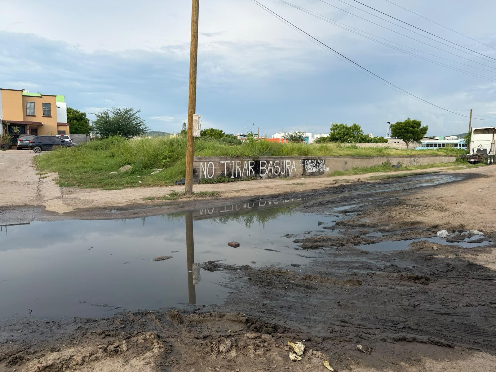$!Exigen solución a derrame de aguas negras en Bugambilias-La Esperanza