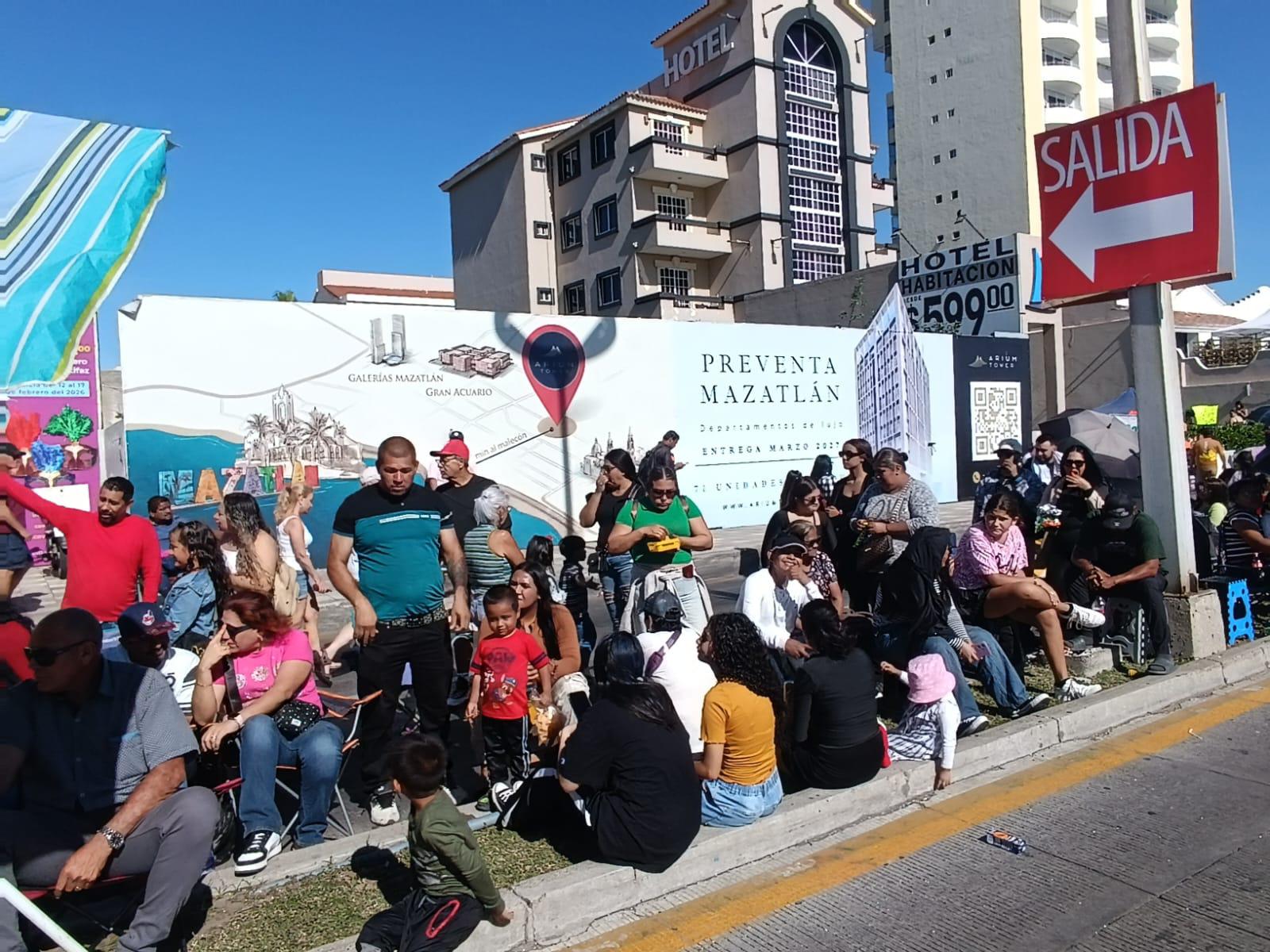 $!Mazatlán listo para el segundo desfile del Carnaval 2026 con malecón abarrotado