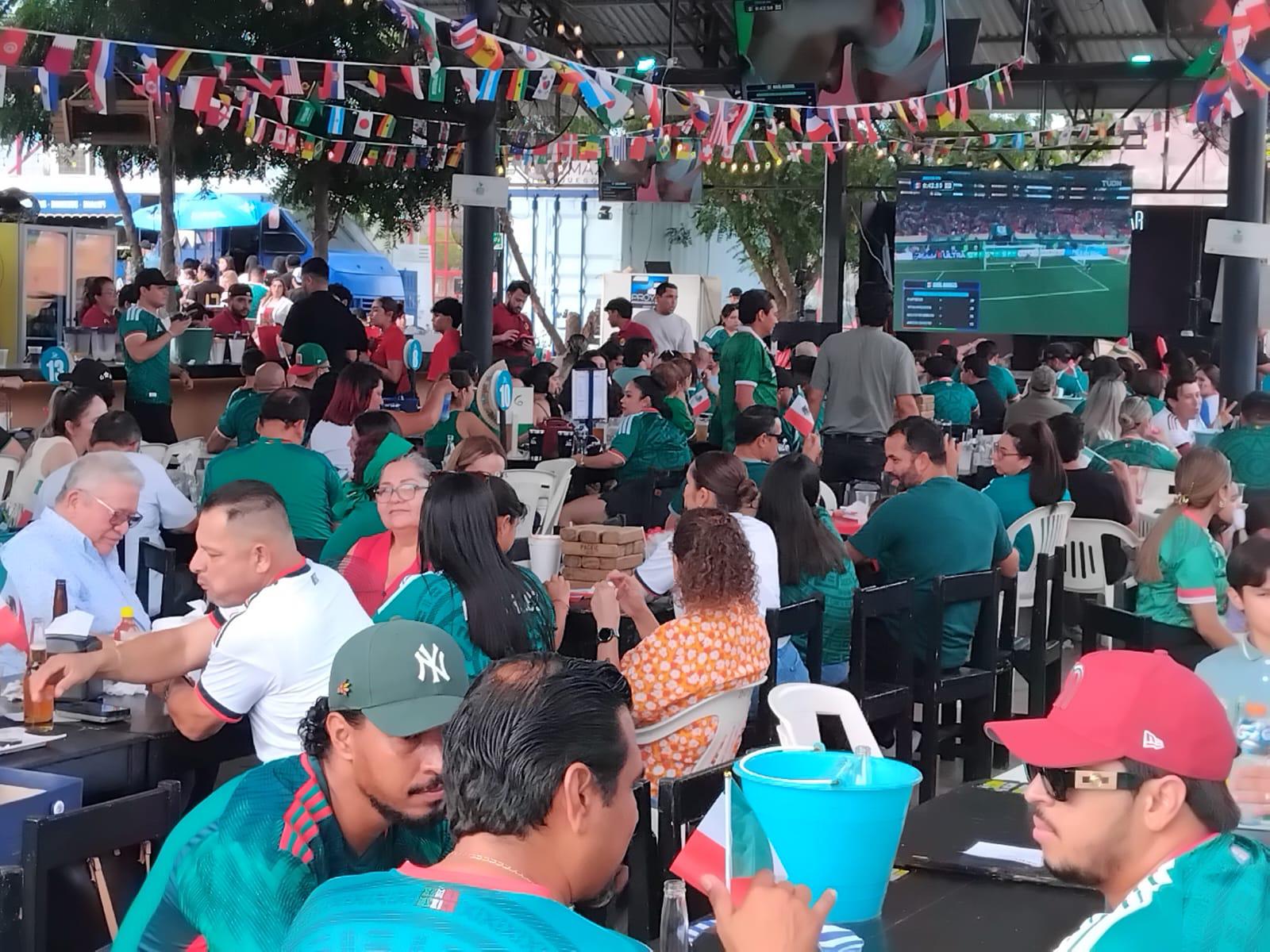 $!Esperan ya aficionados en Zona Dorada y La Marina inicio del partido entre México contra Inglaterra, que se pospuso una hora