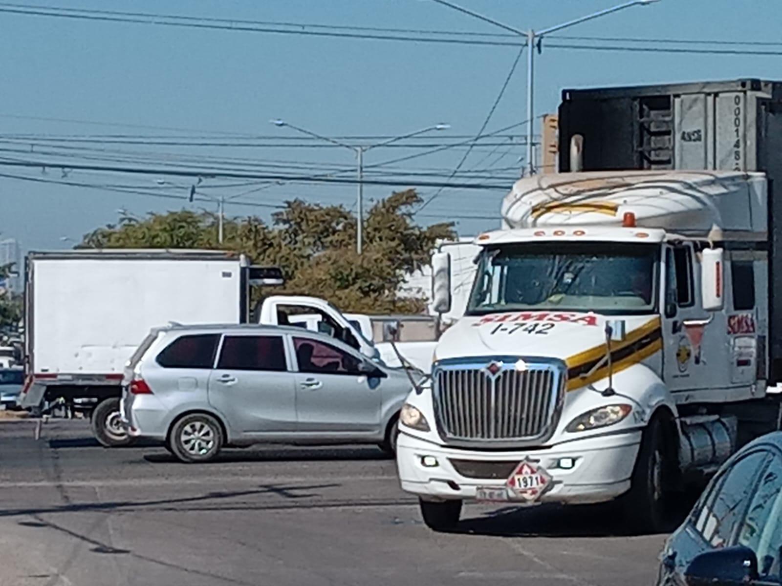 $!Colapsa el tráfico por inicio de construcción de puente entre Colosio y Múnich, en Mazatlán