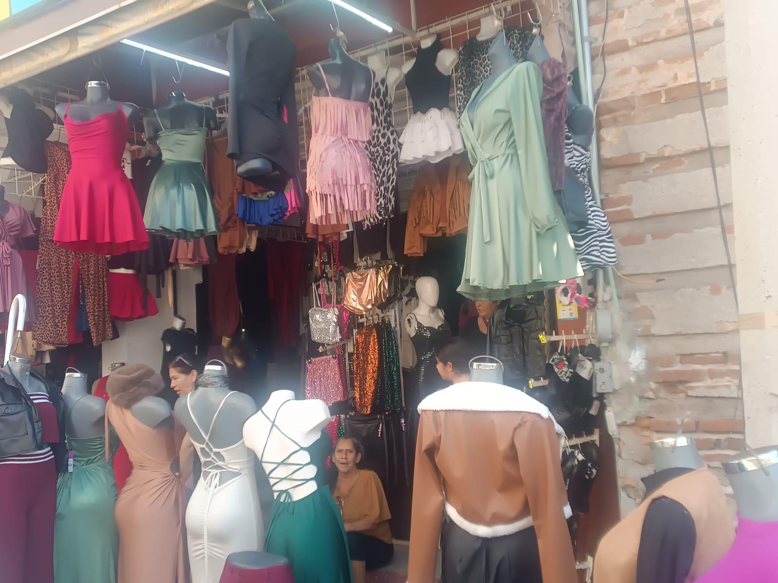 $!Compras de Navidad continúan dando vida a puestos del Centro, en Mazatlán