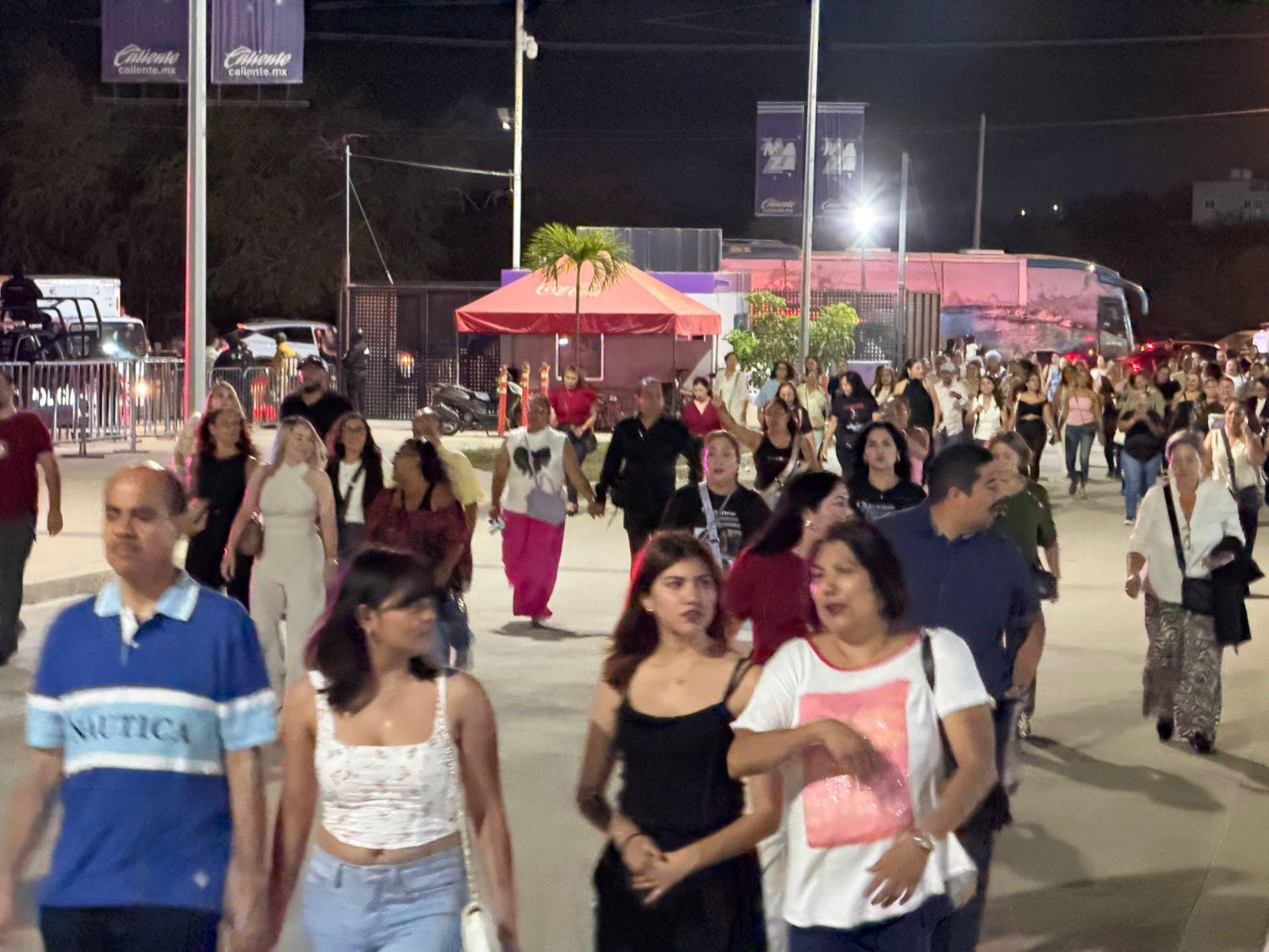 $!Fans abarrotan El Encanto para ver a Chayanne en Mazatlán