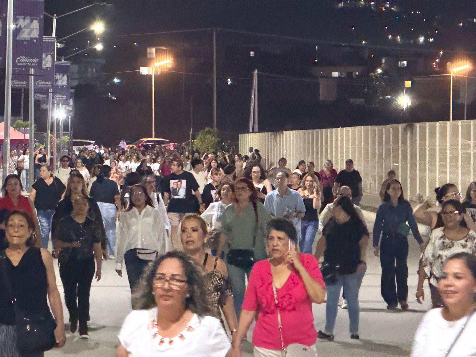 $!Fans abarrotan El Encanto para ver a Chayanne en Mazatlán