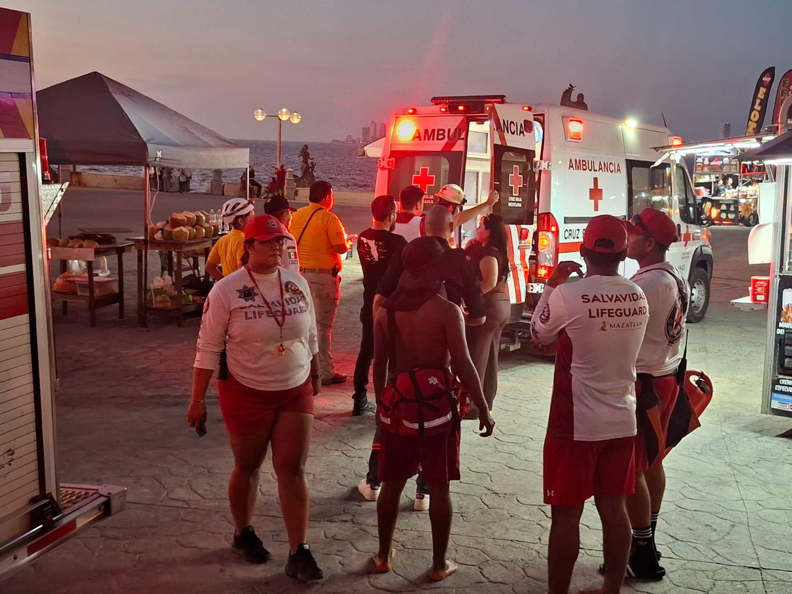 $!Rescatan a adulto mayor tras caer a zona rocosa del Clavadista, en Mazatlán