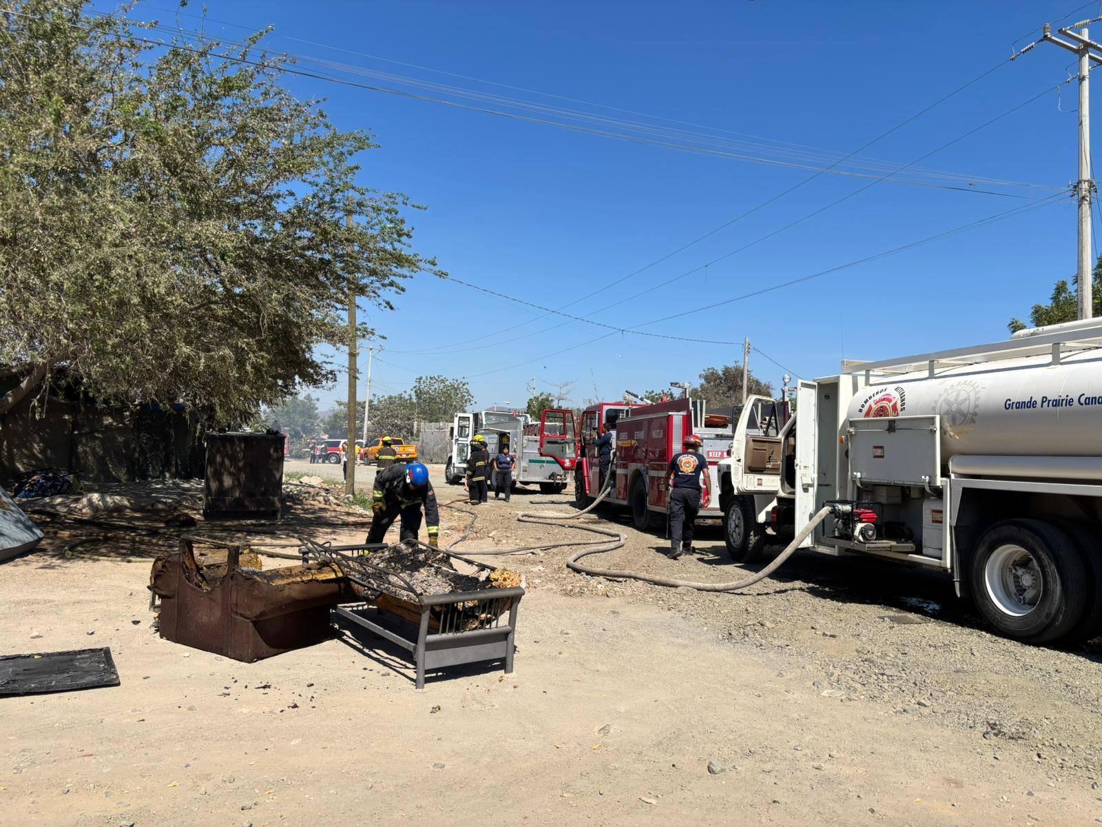 $!Cinco familias pierden sus viviendas de lámina y madera tras incendio en invasión Jaripillo, en Mazatlán