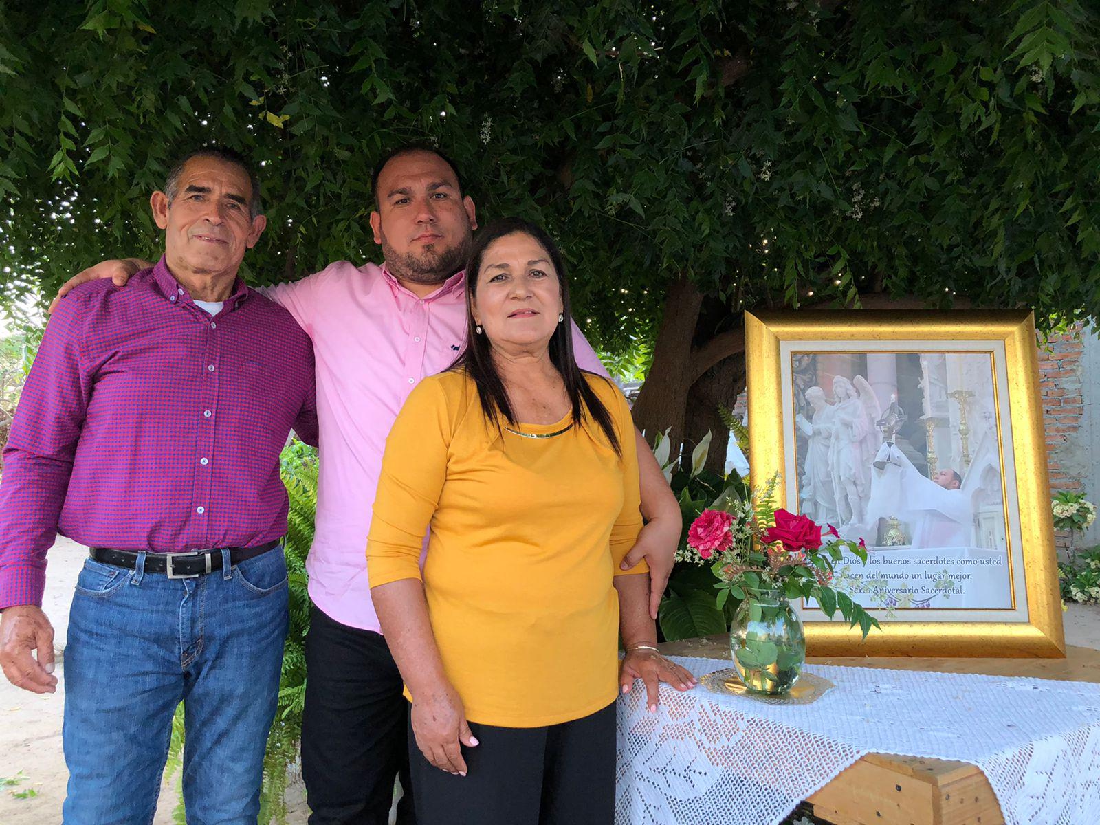 $!Alonso Pazos y María del Rosario Sánchez acompañan a su hijo en tan especial día.