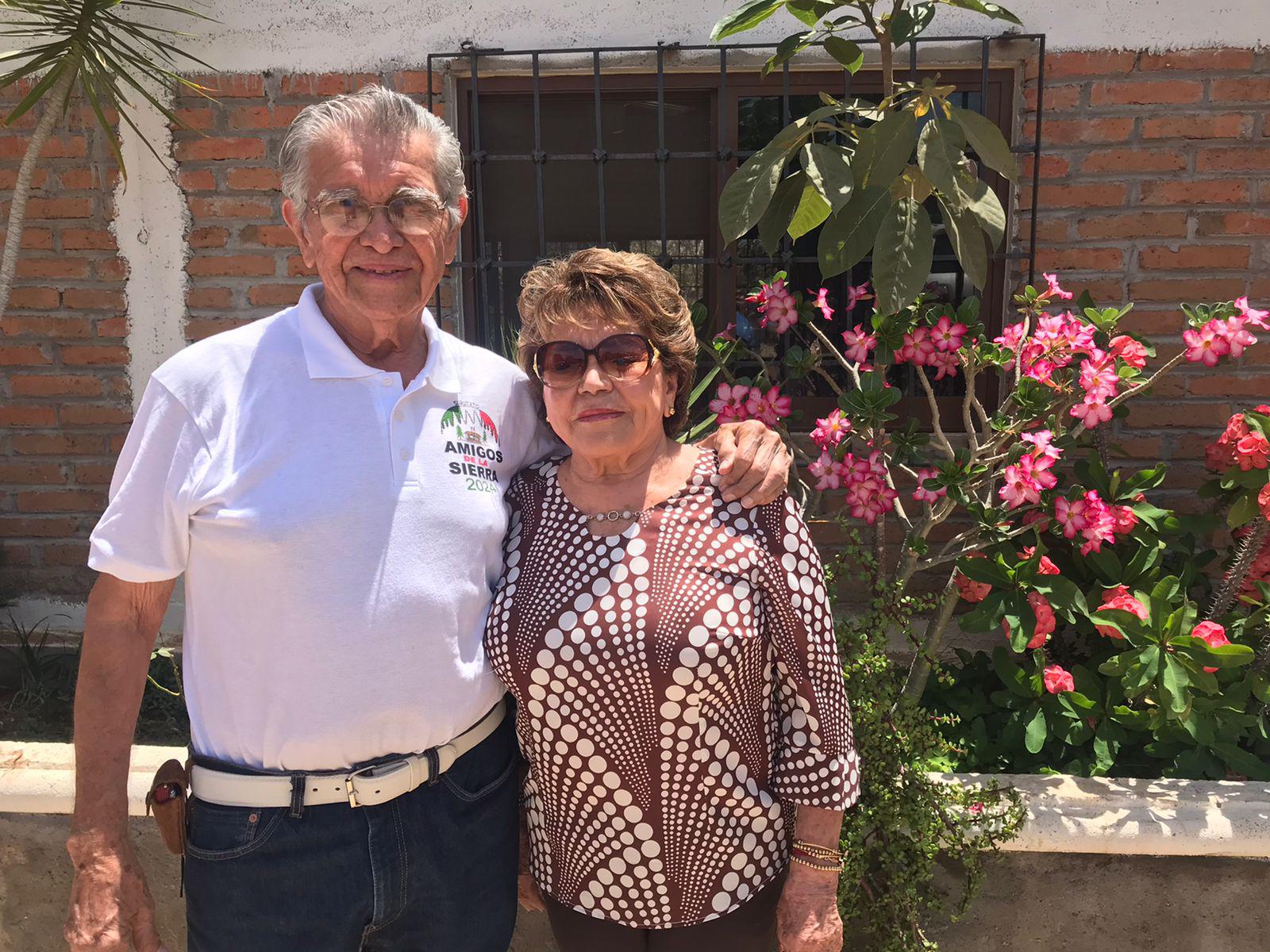 $!Eduardo Niebla y su esposa Vicky Parra.