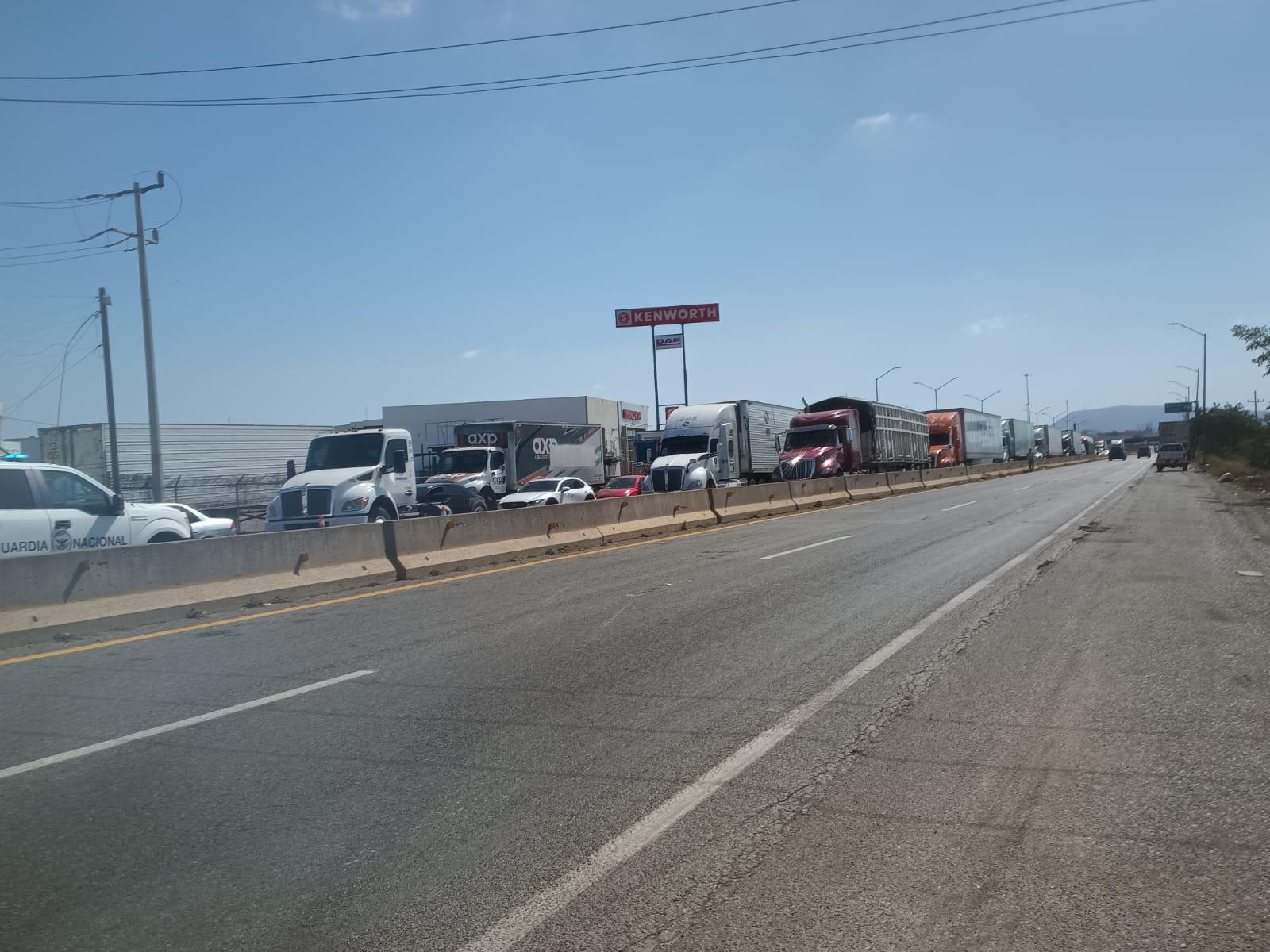 $!Se desprende caja de tráiler y bloquea La Costerita en Culiacán