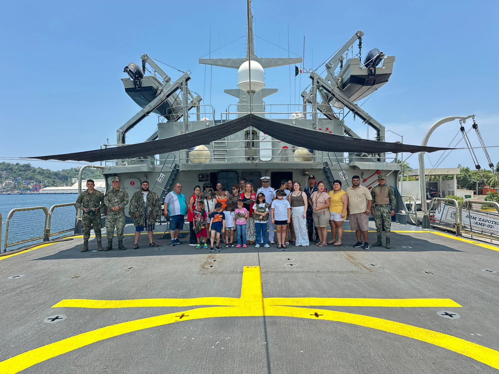 $!Reciben a 11 niñas y niños a bordo de buque de la Armada en Manzanillo