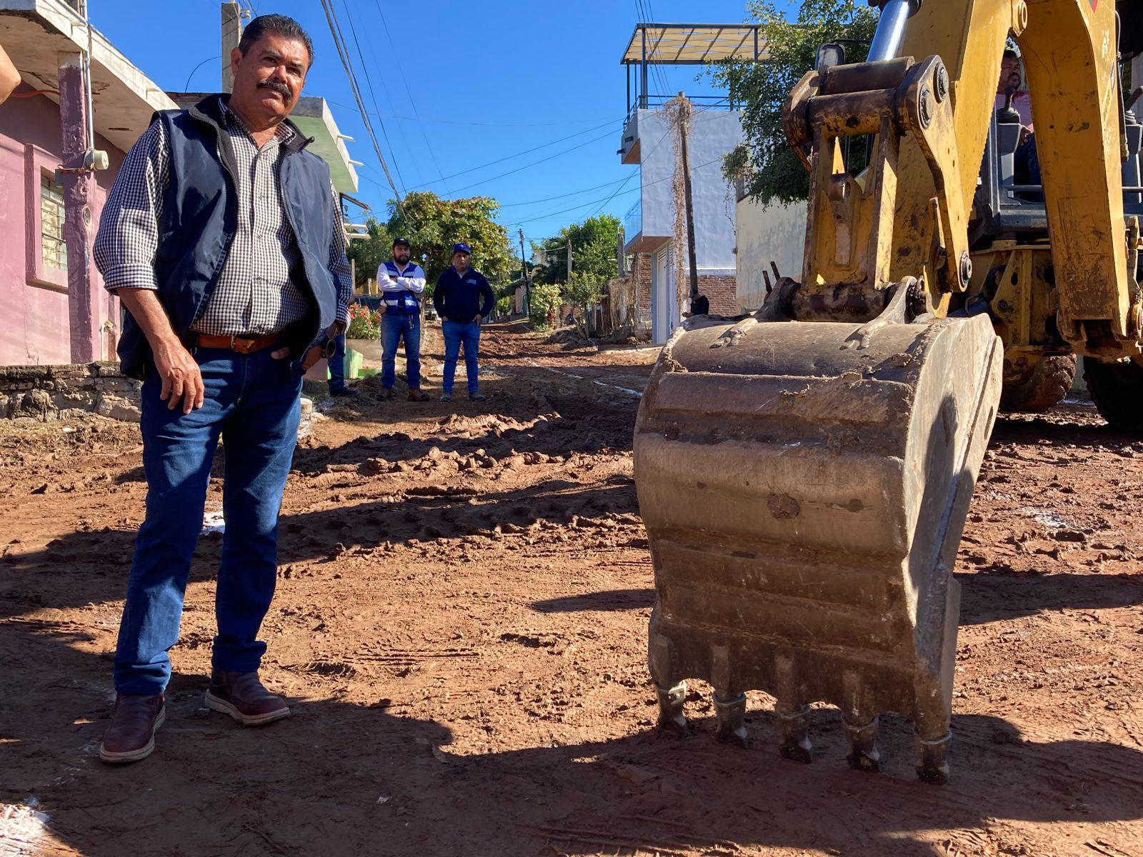 $!¡Por fin tendrán pavimento! rehabilitarán calle en la Flores Magón