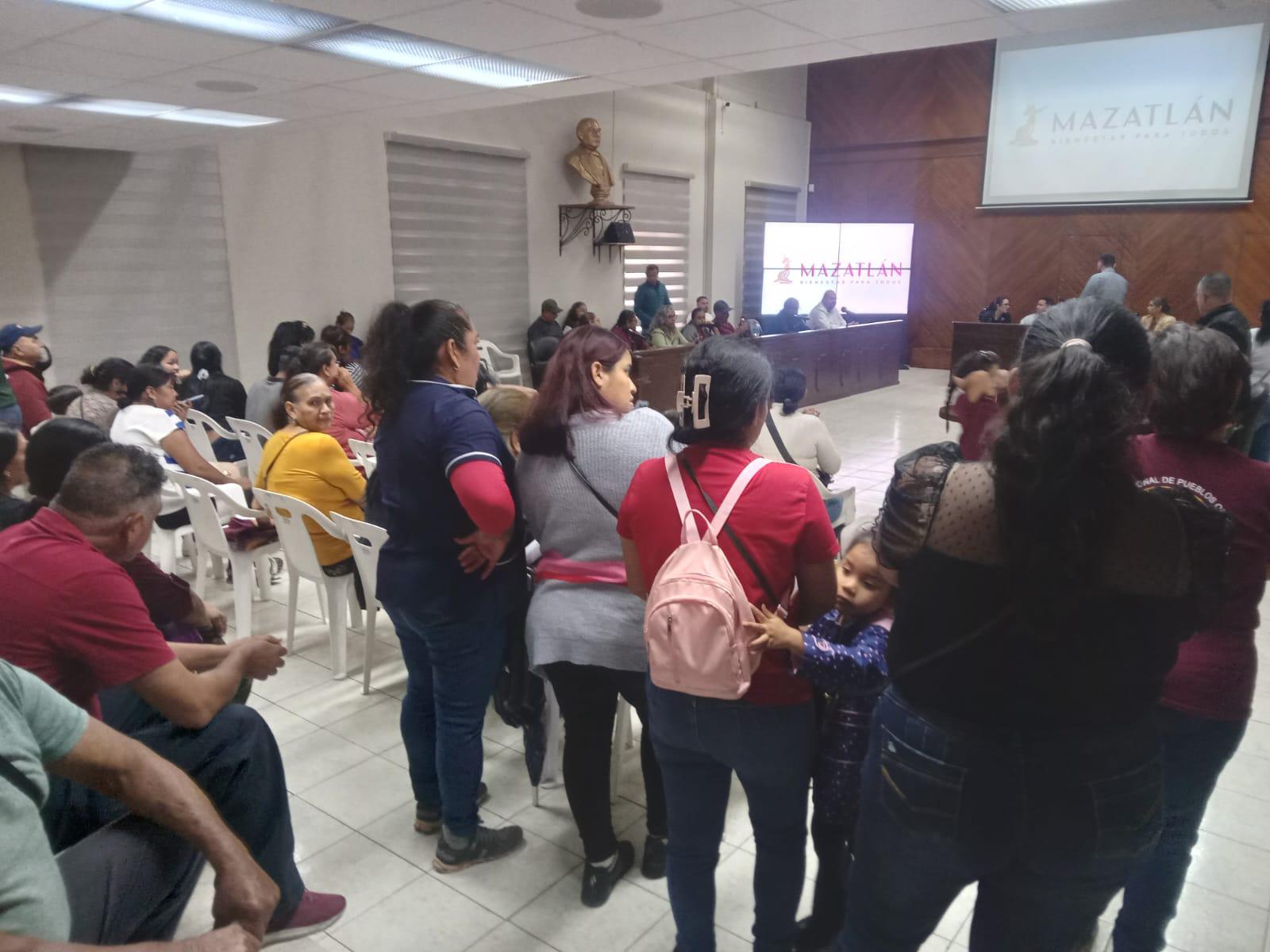 $!Se manifiestan solicitantes de vivienda en el Ayuntamiento de Mazatlán exigiendo que los atienda la Alcaldesa