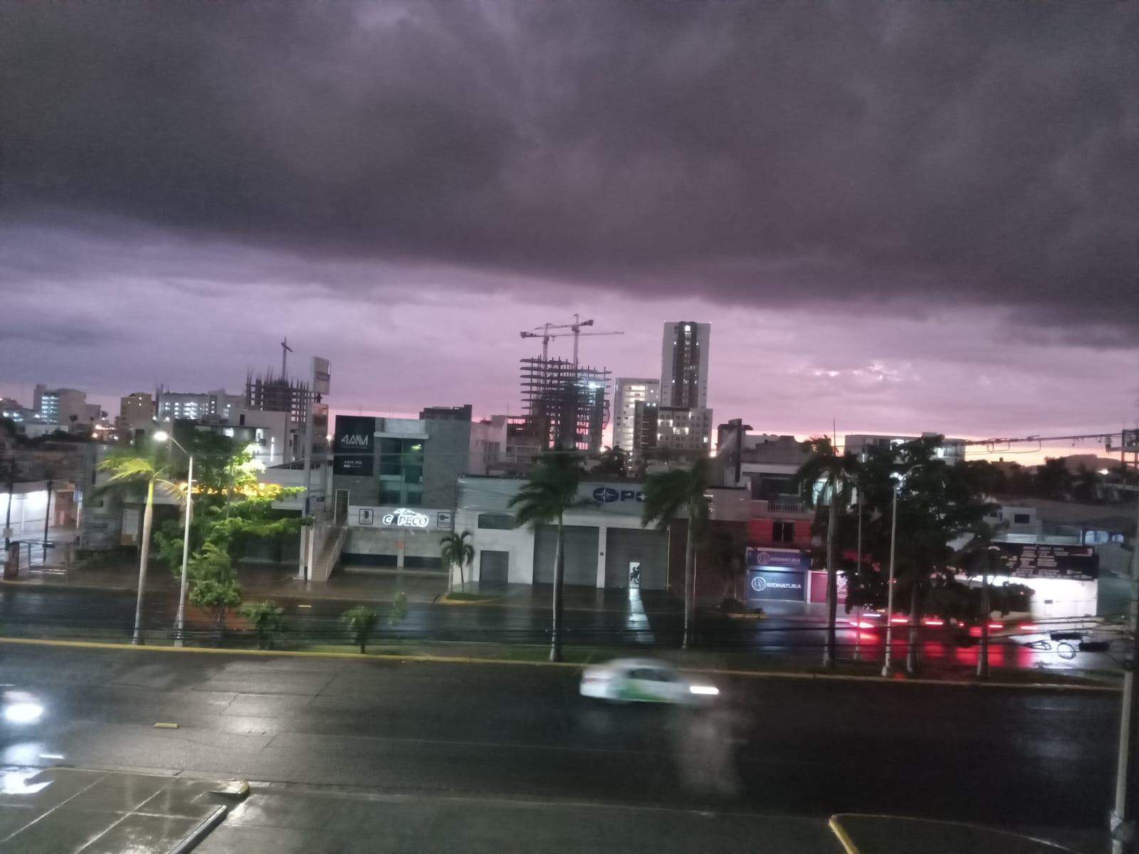$!Llueve en Mazatlán con rachas de vientos fuertes y truenos