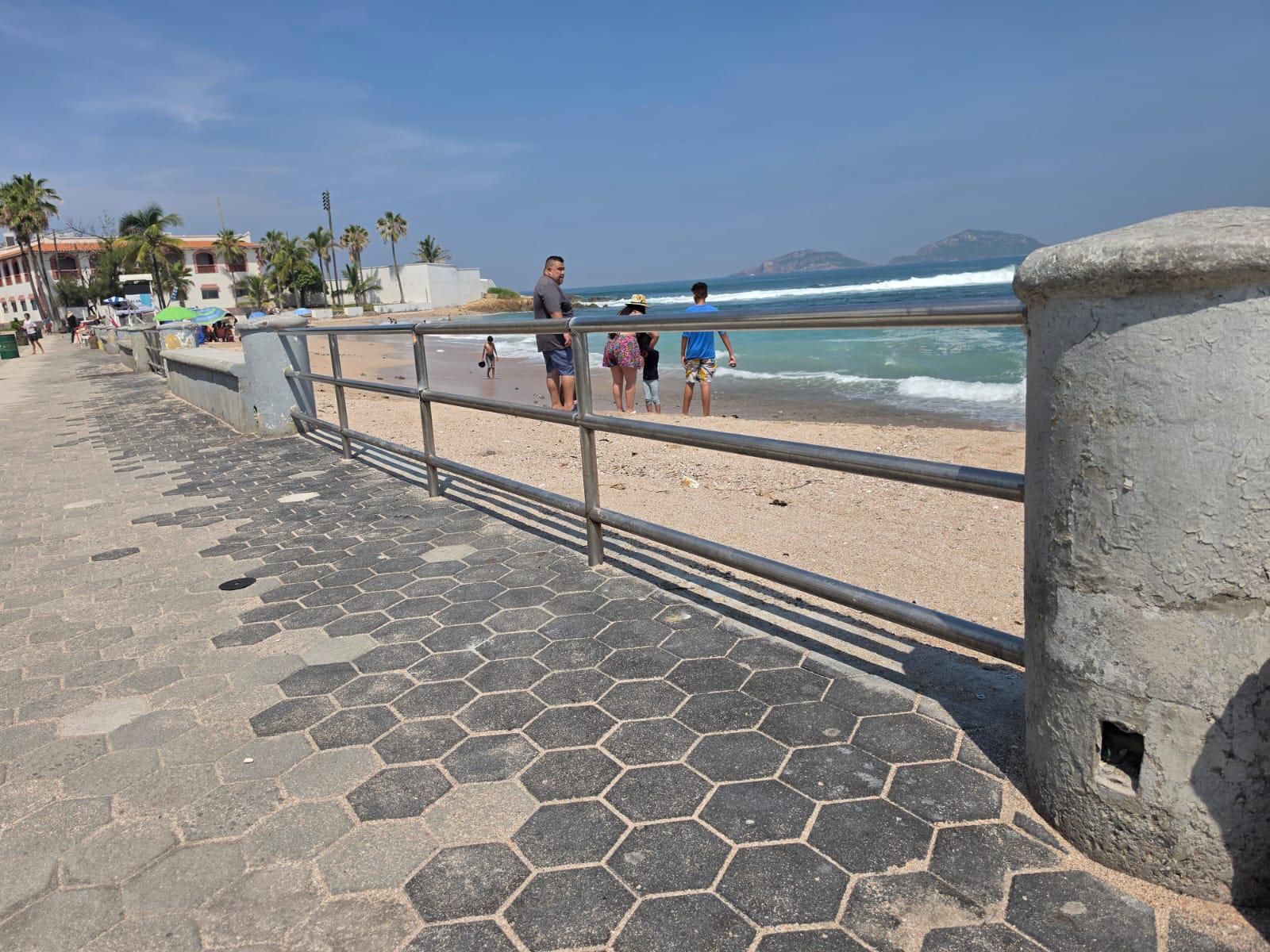 $!Reinstalan barandales en Playa Pinitos, pero persiste problema de accesibilidad