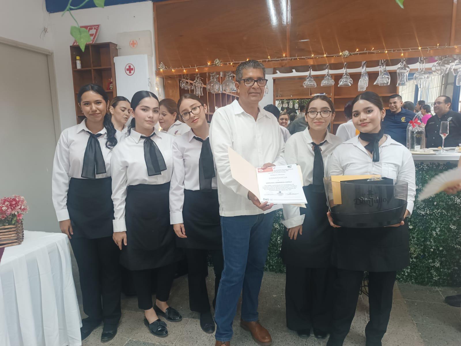 $!Triunfa equipo 10 ‘Pink Sunrise’ en concurso de coctelería en Cbtis 51