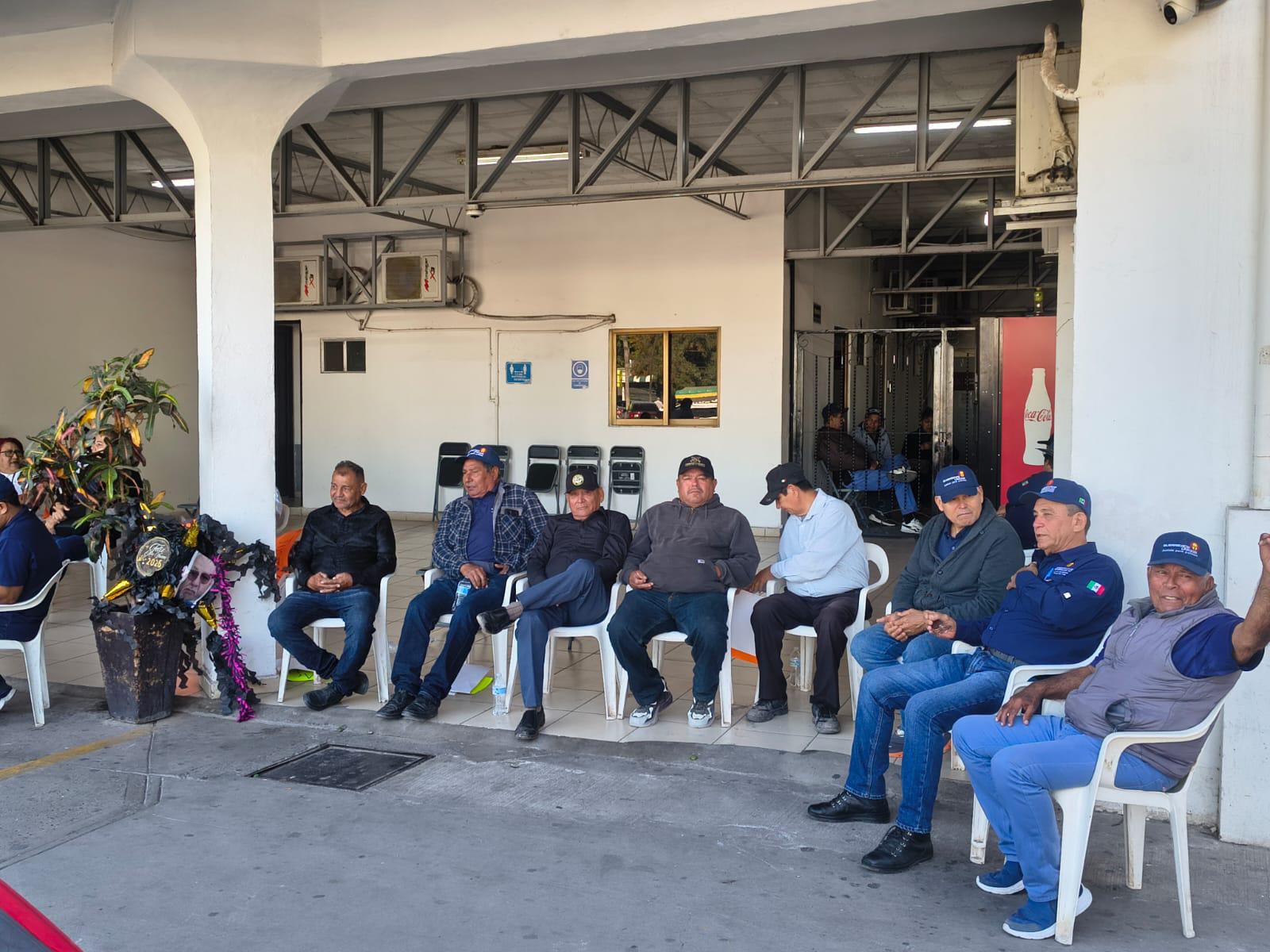 $!Por segundo día consecutivo colectivo de policías toma las instalaciones del Palacio Municipal de Ahome