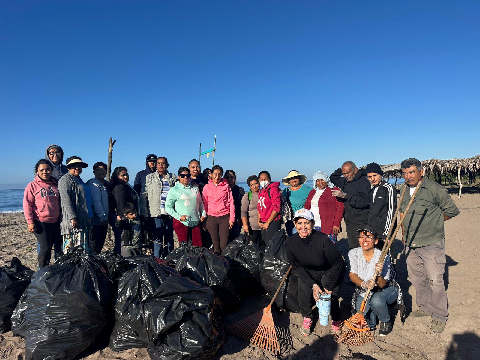 $!Ecología realiza jornada de limpieza en playa en Chametla previo a Semana Santa