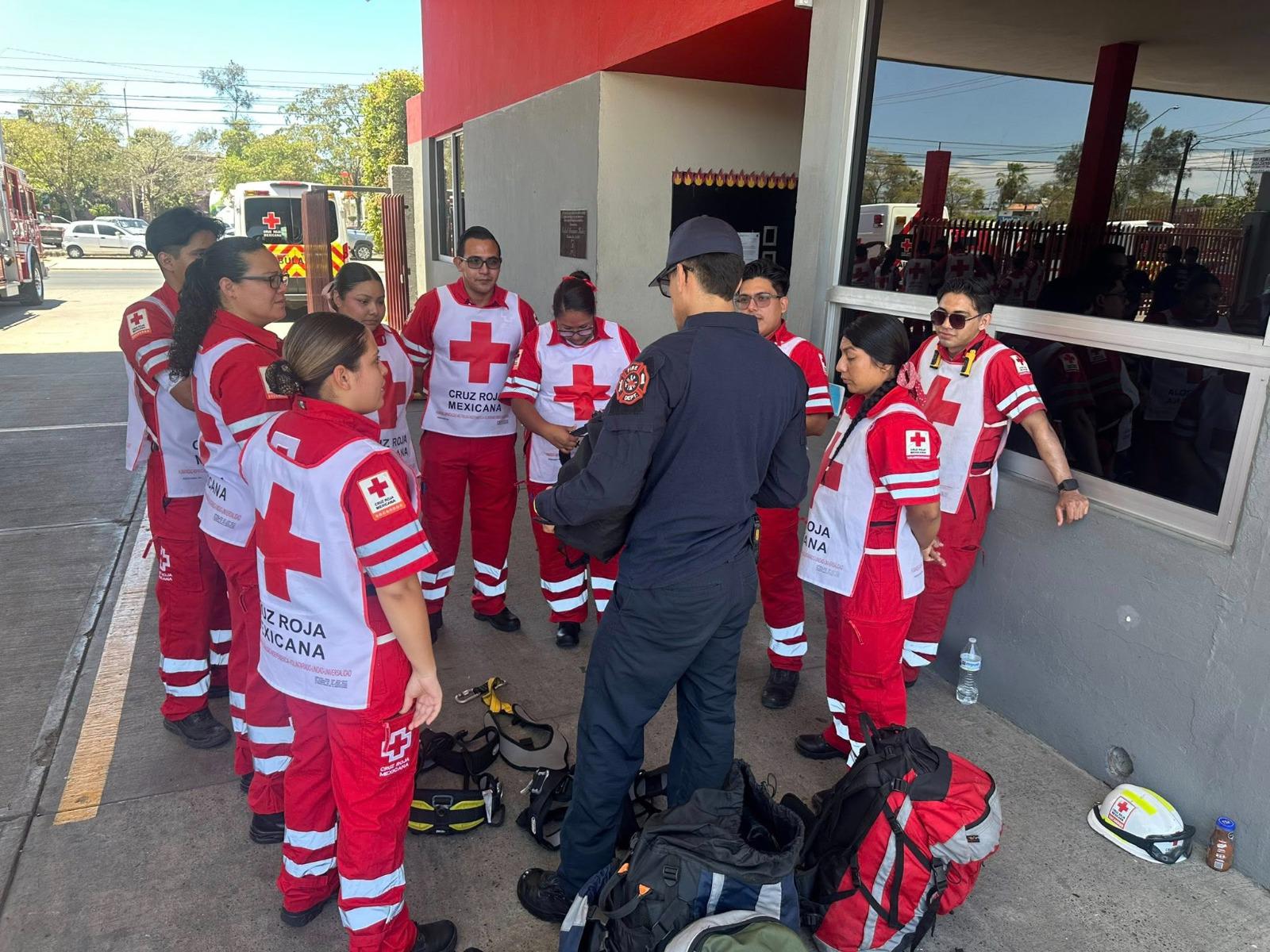 $!Imparte Bomberos Mazatlán capacitación a personal de Cruz Roja sobre procedimientos de rescate
