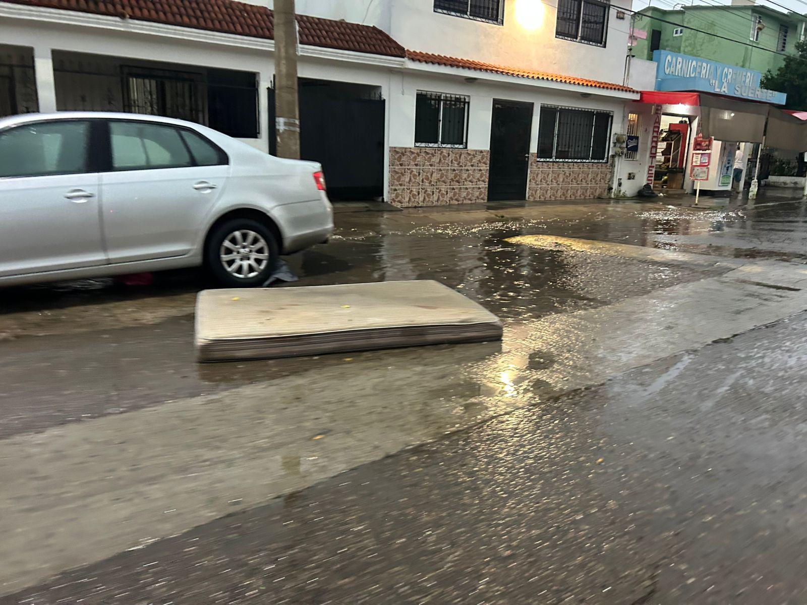 $!Azotan fuertes lluvias con actividad eléctrica en Mazatlán