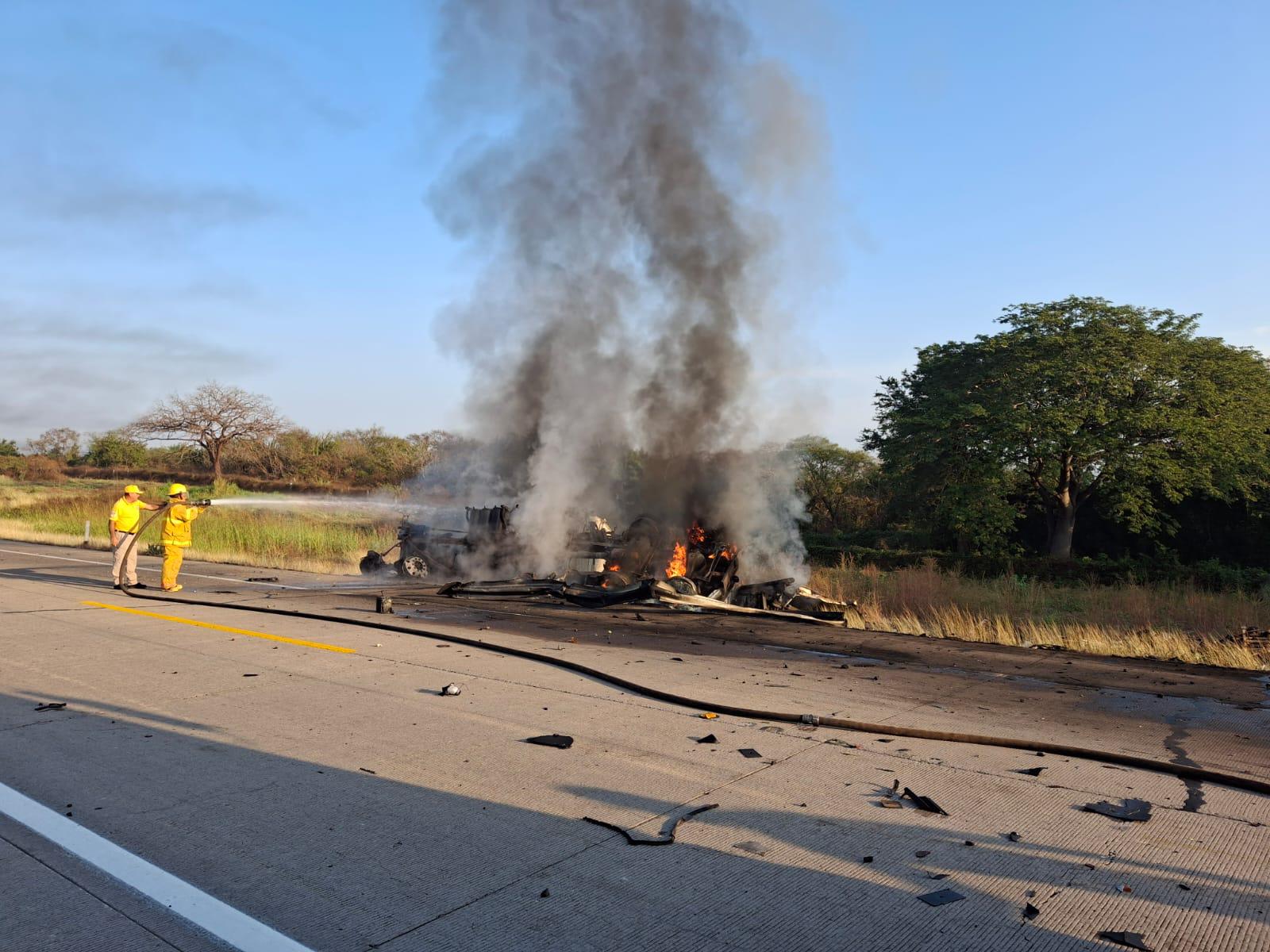 $!Tráiler termina incendiado sobre la autopista Tepic-Mazatlán, cerca de Rosario