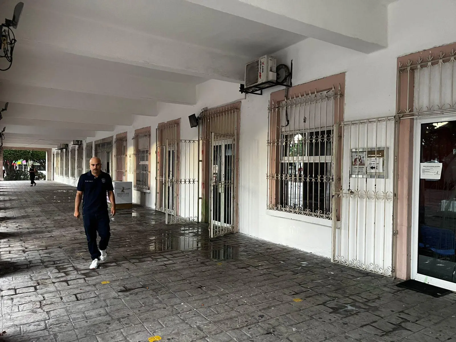 $!Lavan fachada del Ayuntamiento de Mazatlán tras pintas durante la marcha del 8M