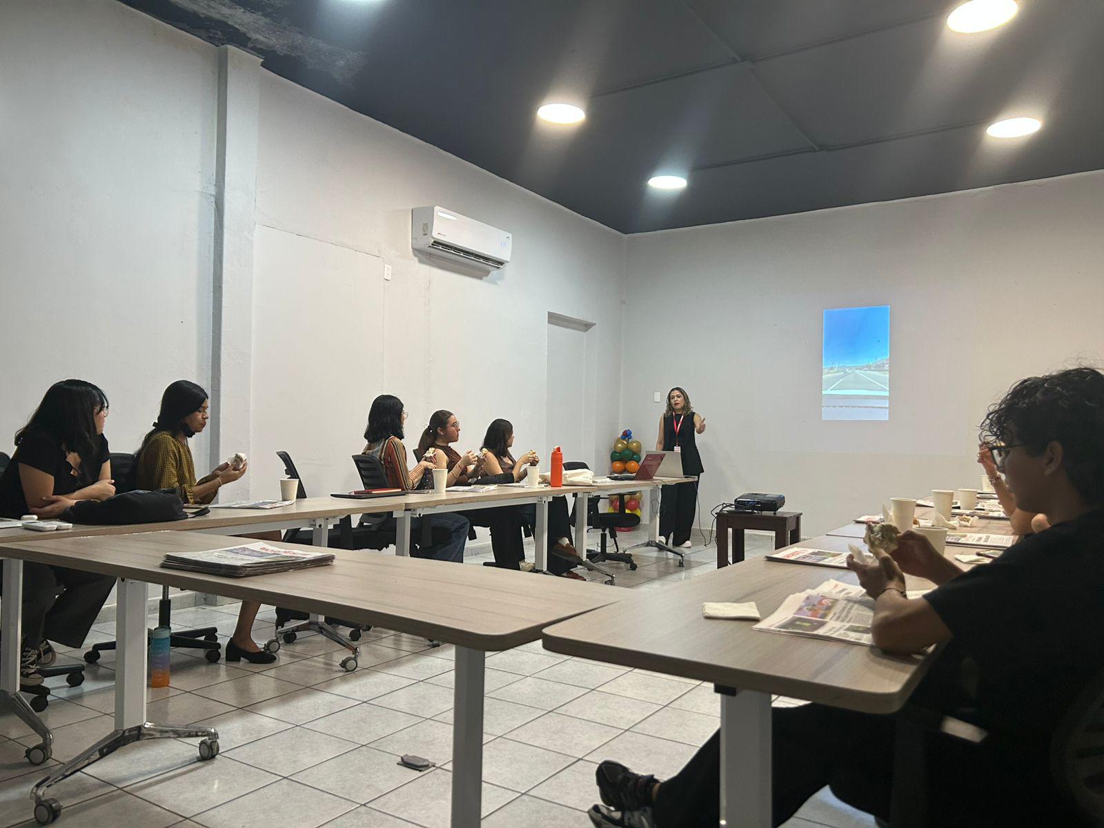 $!Cristina Castillo, editora de Seguridad, durante su charla con los estudiantes de periodismo.