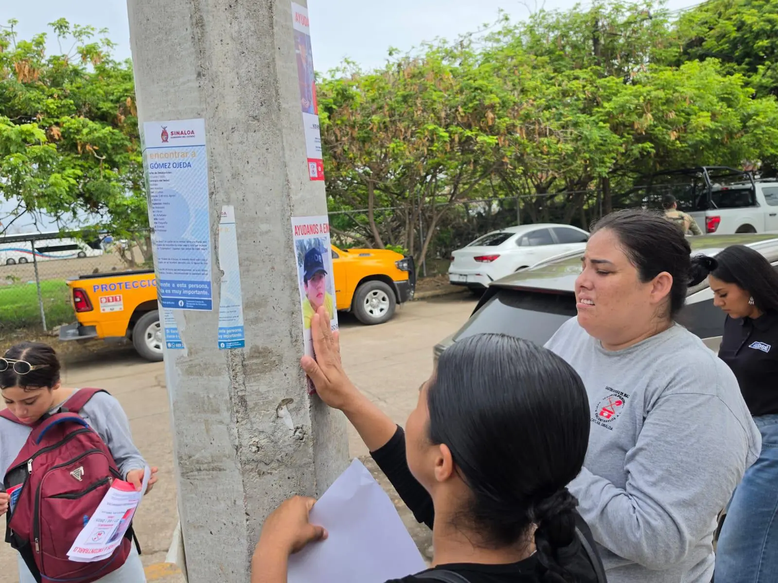 $!Colectivo pega fichas de búsqueda frente a instalaciones de la Fiscalía en Mazatlán