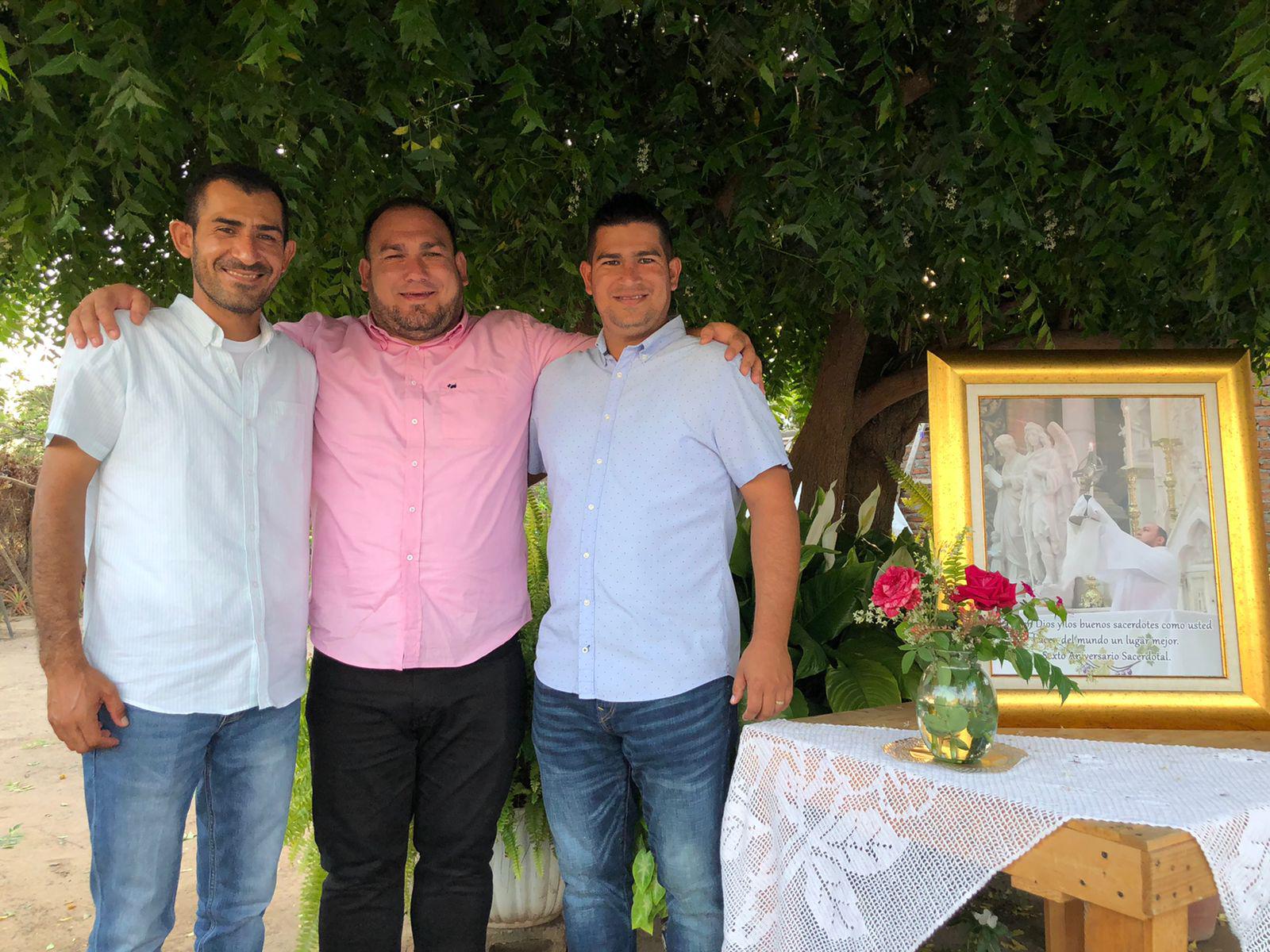 $!El festejado convive con sus hermanos, Alonso y Alejandro Pazos Sánchez.