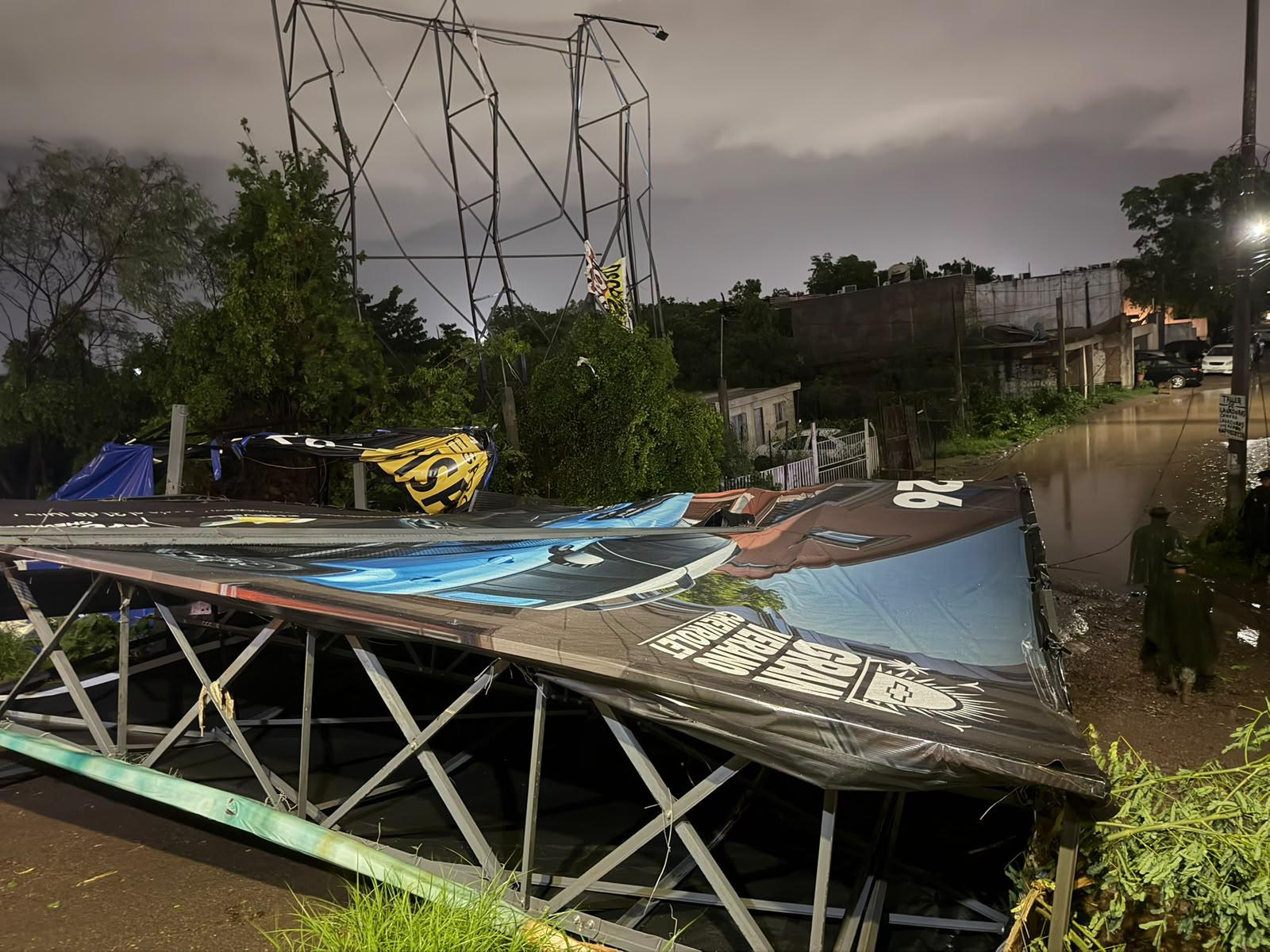 $!Caída de espectaculares, árboles y desbordamiento de arroyos dejan lluvias en Culiacán