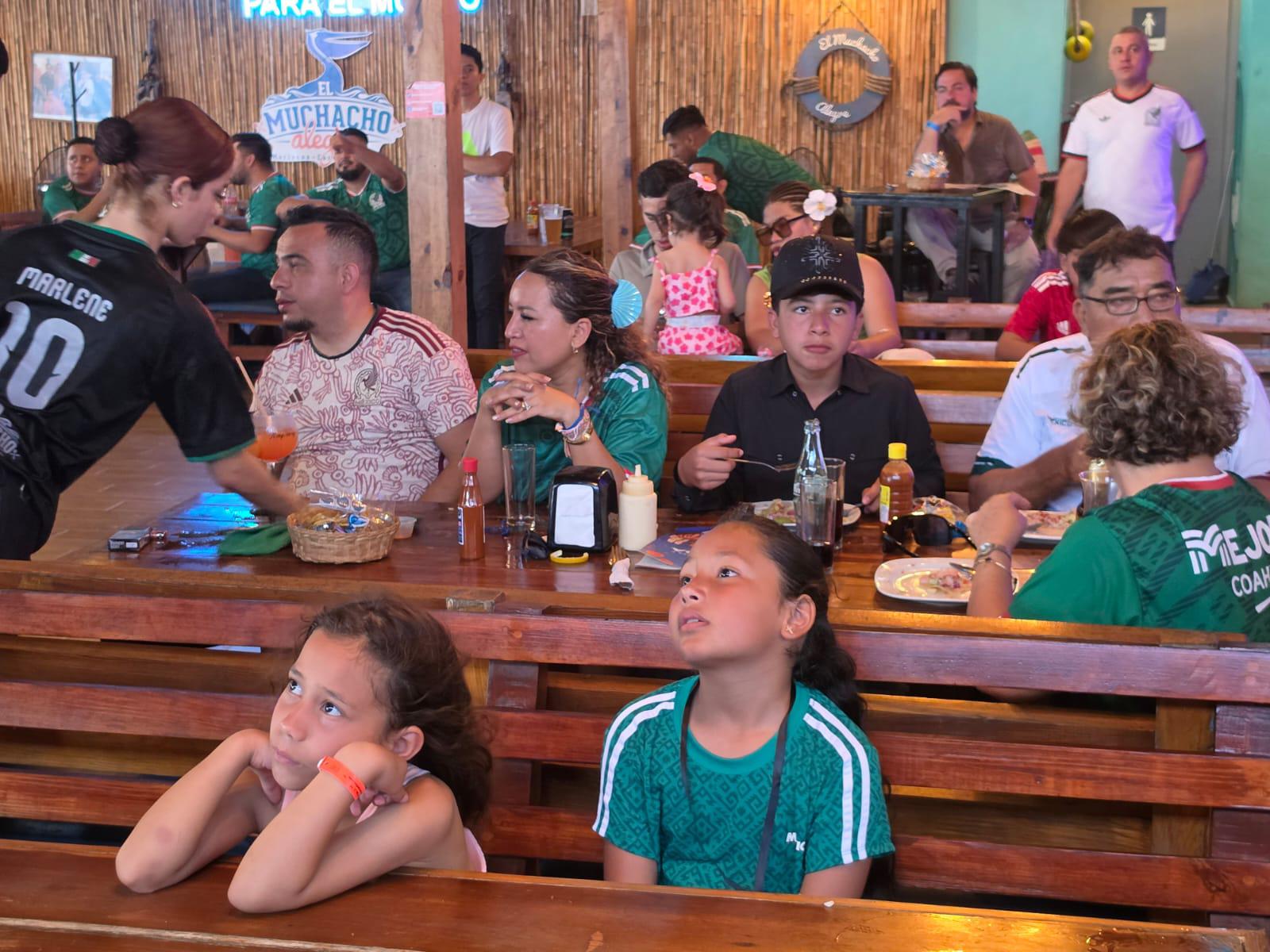 $!Se vacían las calles de Mazatlán para ver a México frente a Chequia