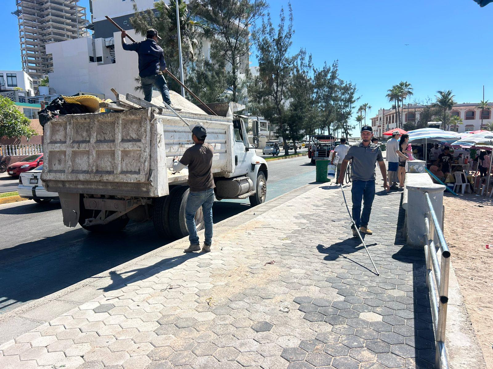$!Retiran basura y objetos peligrosos para prevenir accidentes entre bañistas en Playa Pinitos, en Mazatlán
