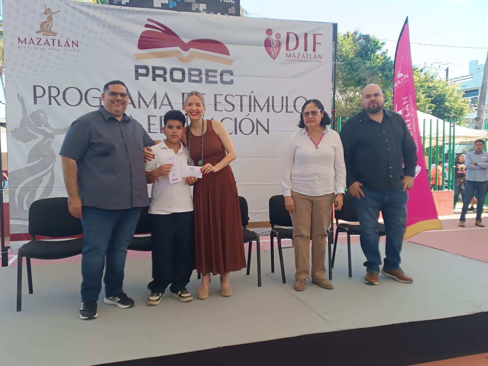 $!Entrega Gobierno de Mazatlán 800 nuevas nuevas becas a través de Probec