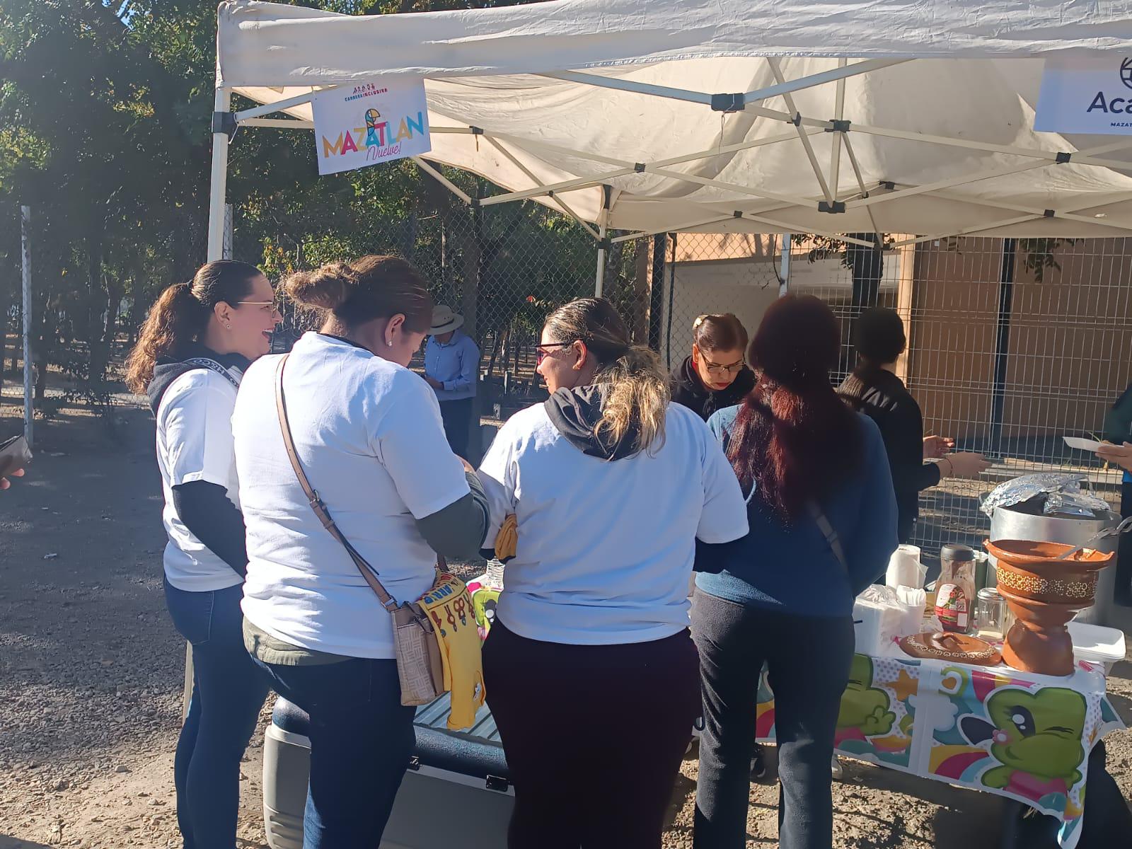 $!Mazatlecos cumplen con la tradición de comer tamales en el Día de la Candelaria