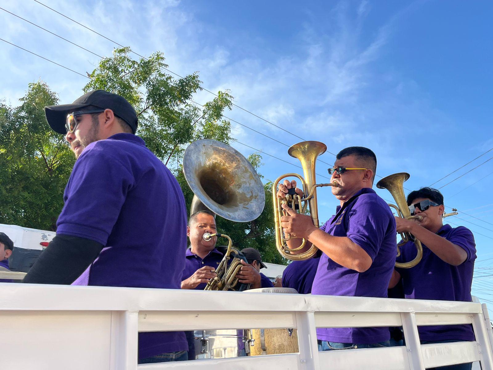 $!Con banda sinaloense, llevan Las mañanitas a mamás de Rosario