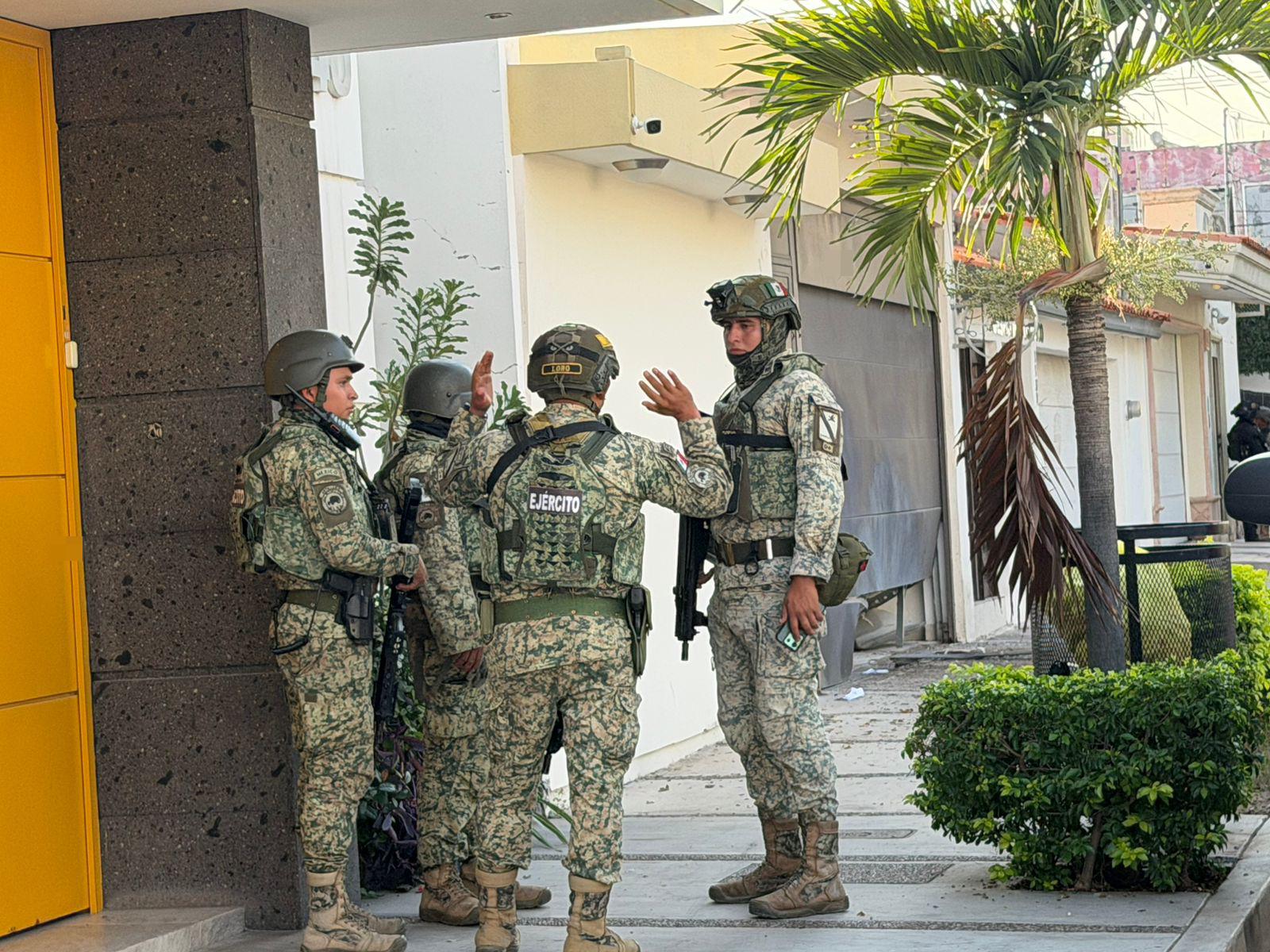 $!Atacan con explosivos una casa en el sector Las Quintas, en Culiacán