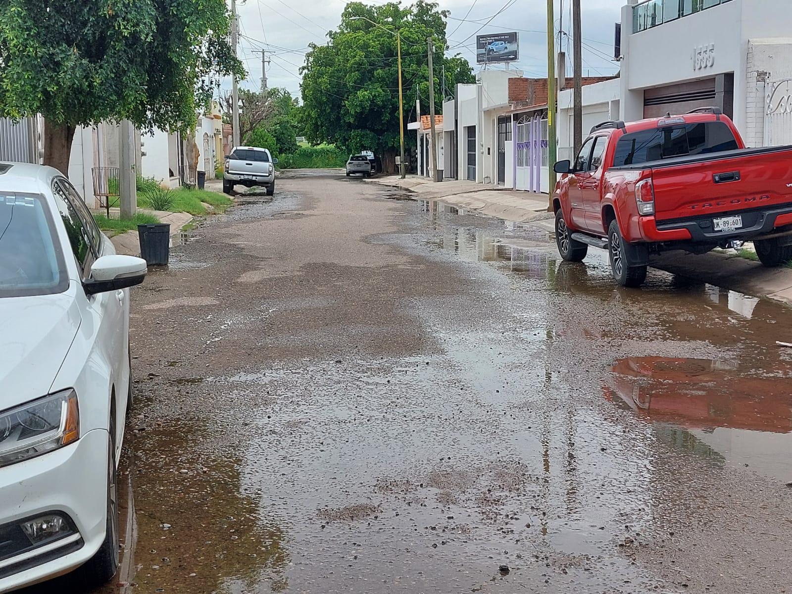 $!Japac rompió una banqueta en Culiacán para reparar fuga, pero empeoró el problema, denuncian vecinos