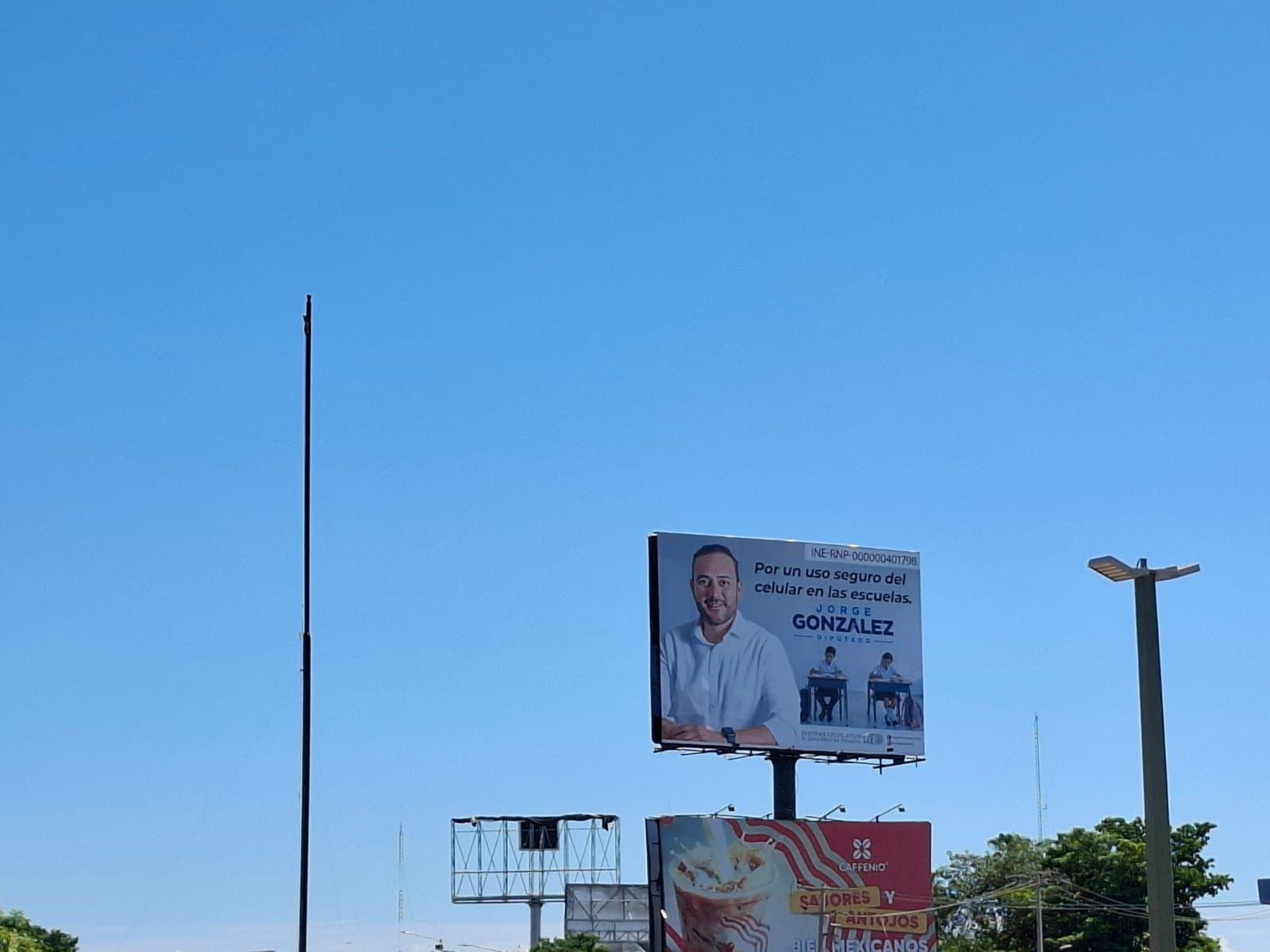 $!Diputado defiende espectaculares con su imagen; asegura que son para informar su trabajo en Congreso