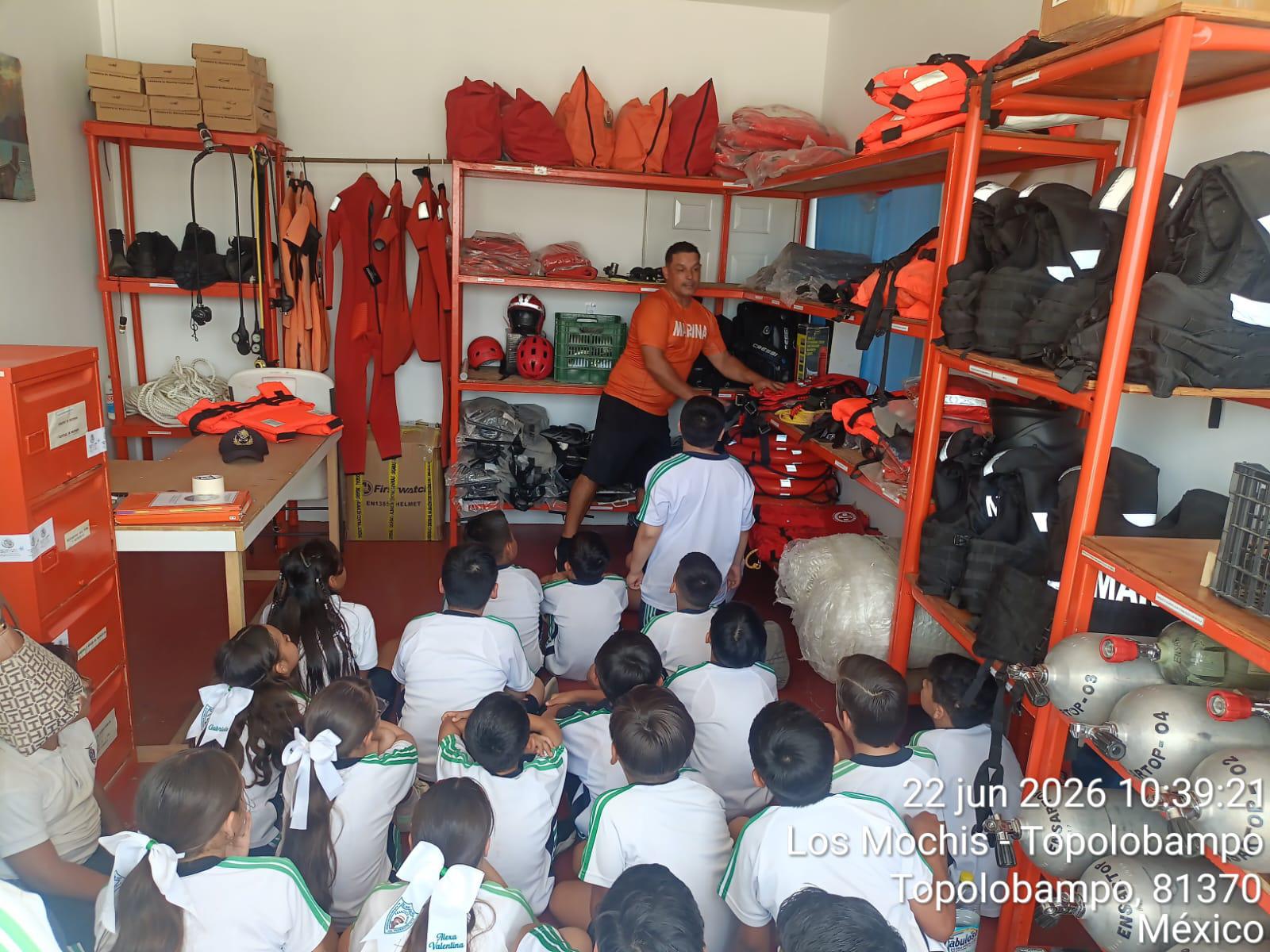 $!Alumnos de Primaria de Los Mochis visitan la Octava Zona Naval