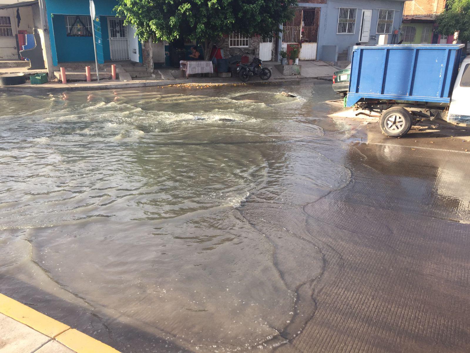 $!Apagón provoca derrame de aguas negras en la Circunvalación, en Mazatlán