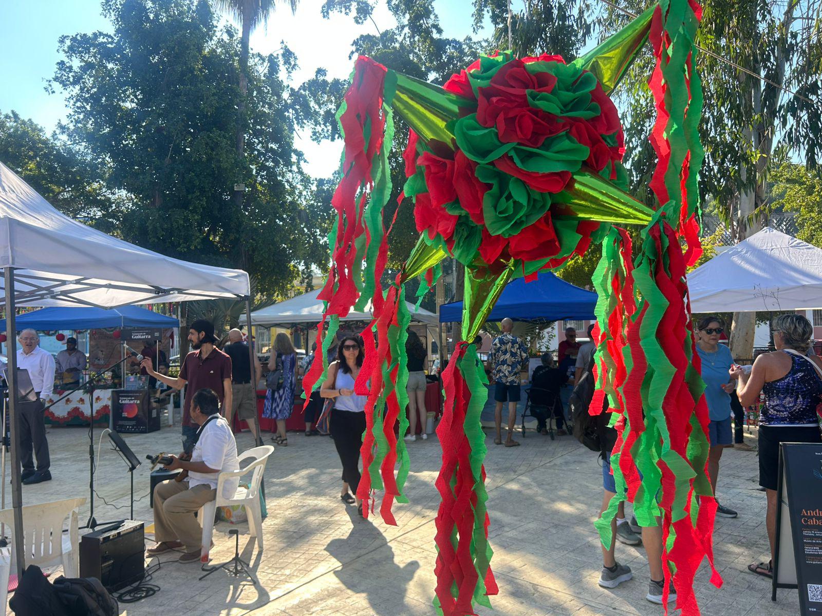 $!Disfrutan chicos y grandes de posada navideña en el Mercado Orgánico de Mazatlán