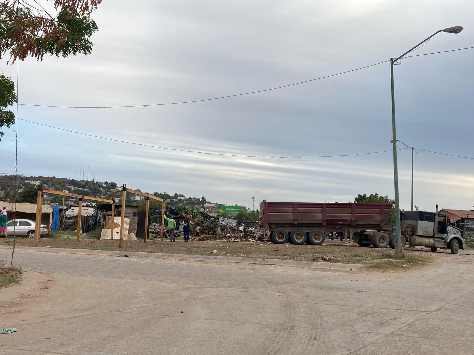 $!Demuelen viviendas en invasión de Bugambilias, en Mazatlán