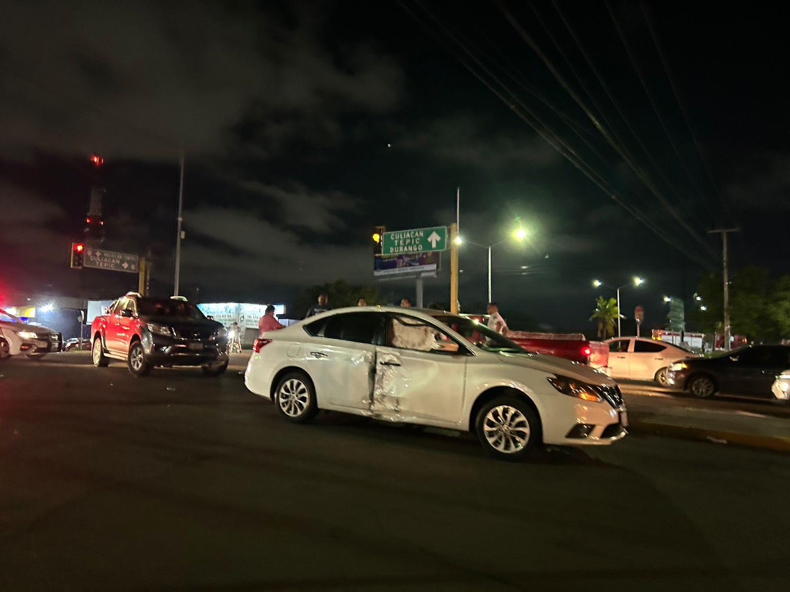 $!Motociclista choca contra un auto y lo arrolla una camioneta en Mazatlán