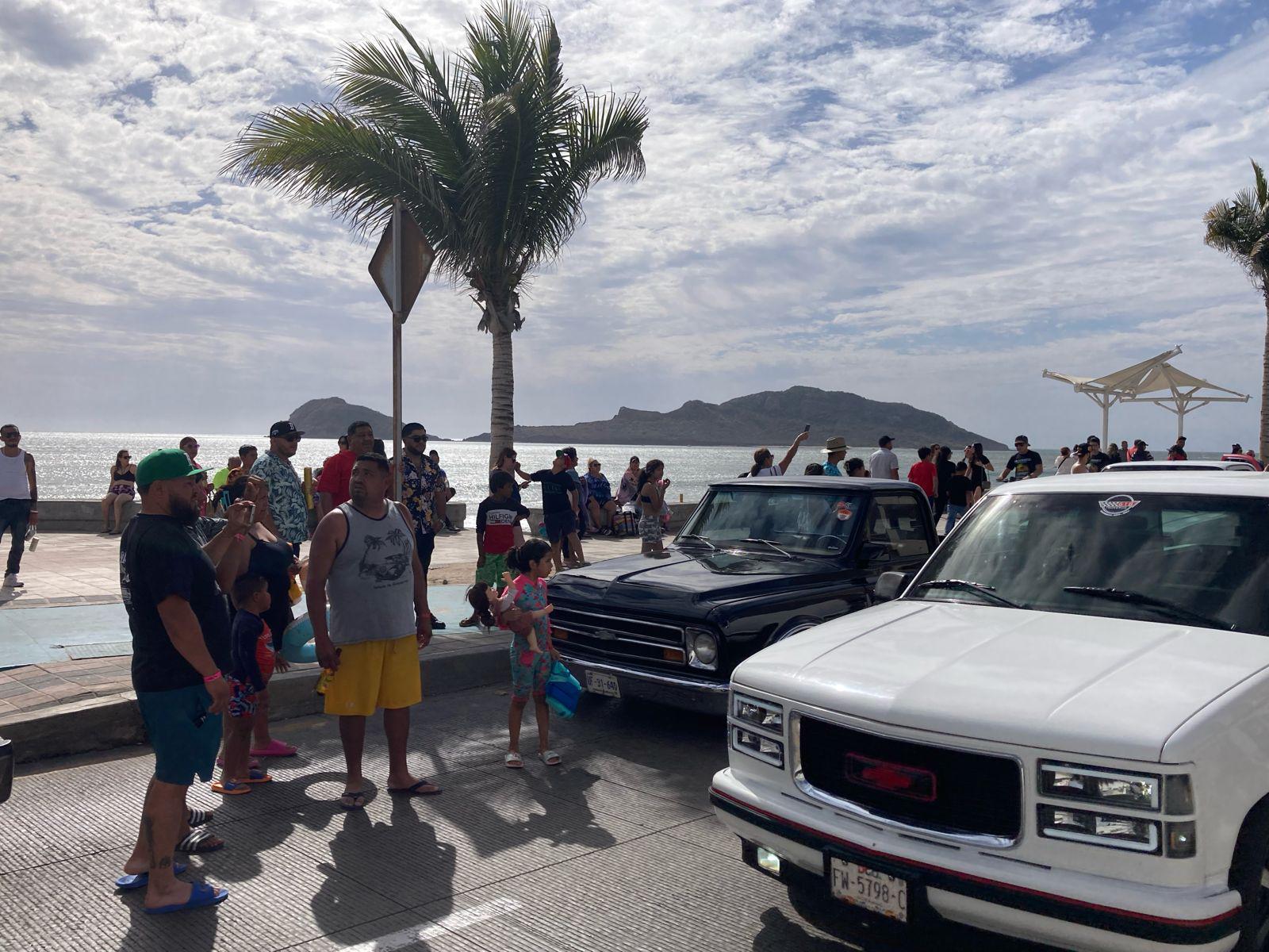 $!Atoran vehículos la circulación vial en las avenidas Del Mar y Rafael Buelna por evento