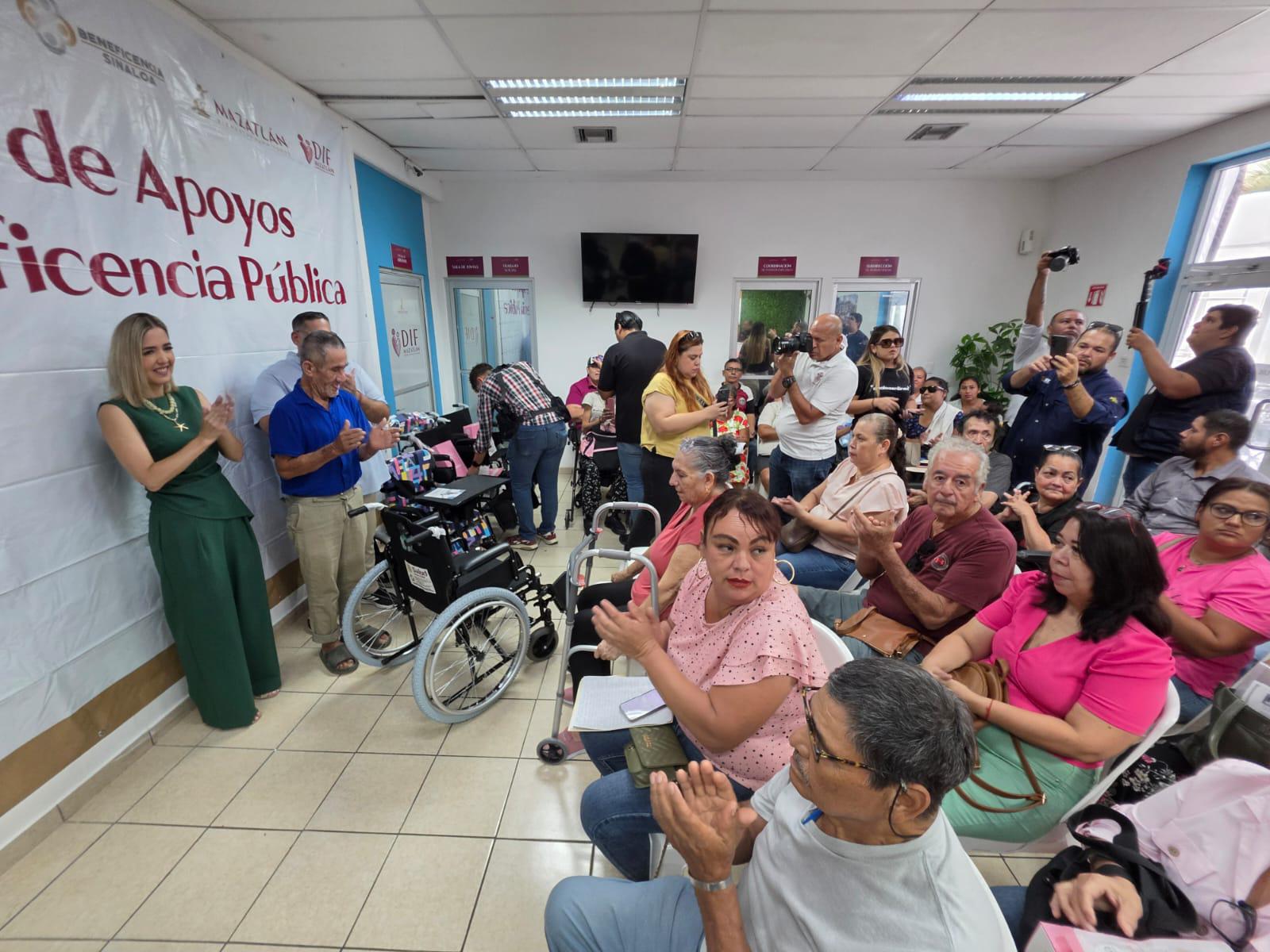 $!Entregan apoyos de la Beneficencia Pública de Sinaloa a 29 personas de Mazatlán