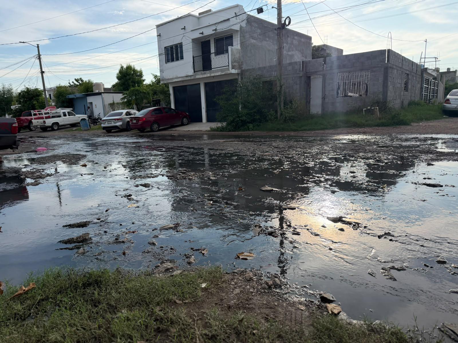 $!Exigen solución a derrame de aguas negras en Bugambilias-La Esperanza
