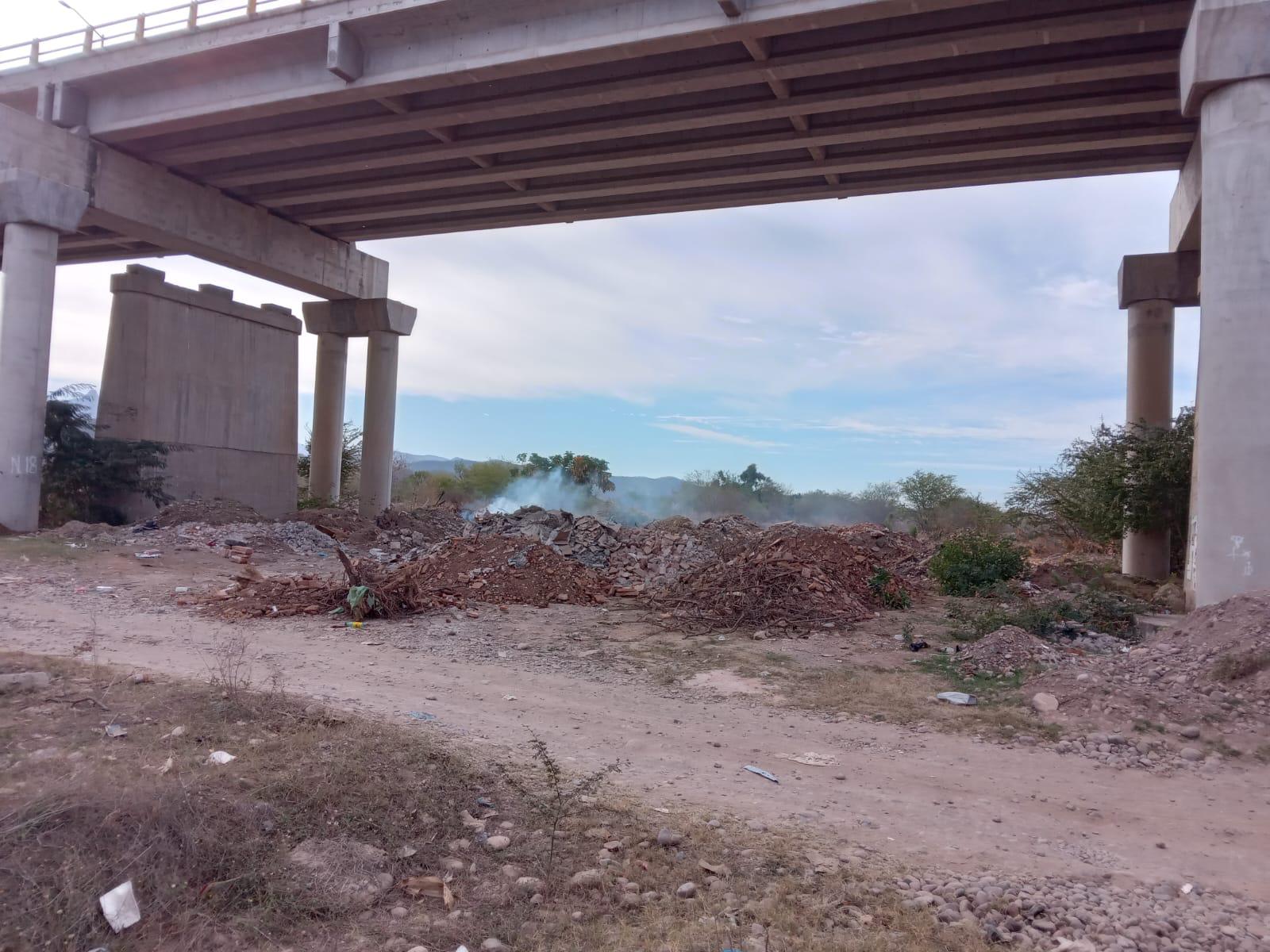 $!Proliferan tiraderos de basura y escombro en el margen del Río Baluarte