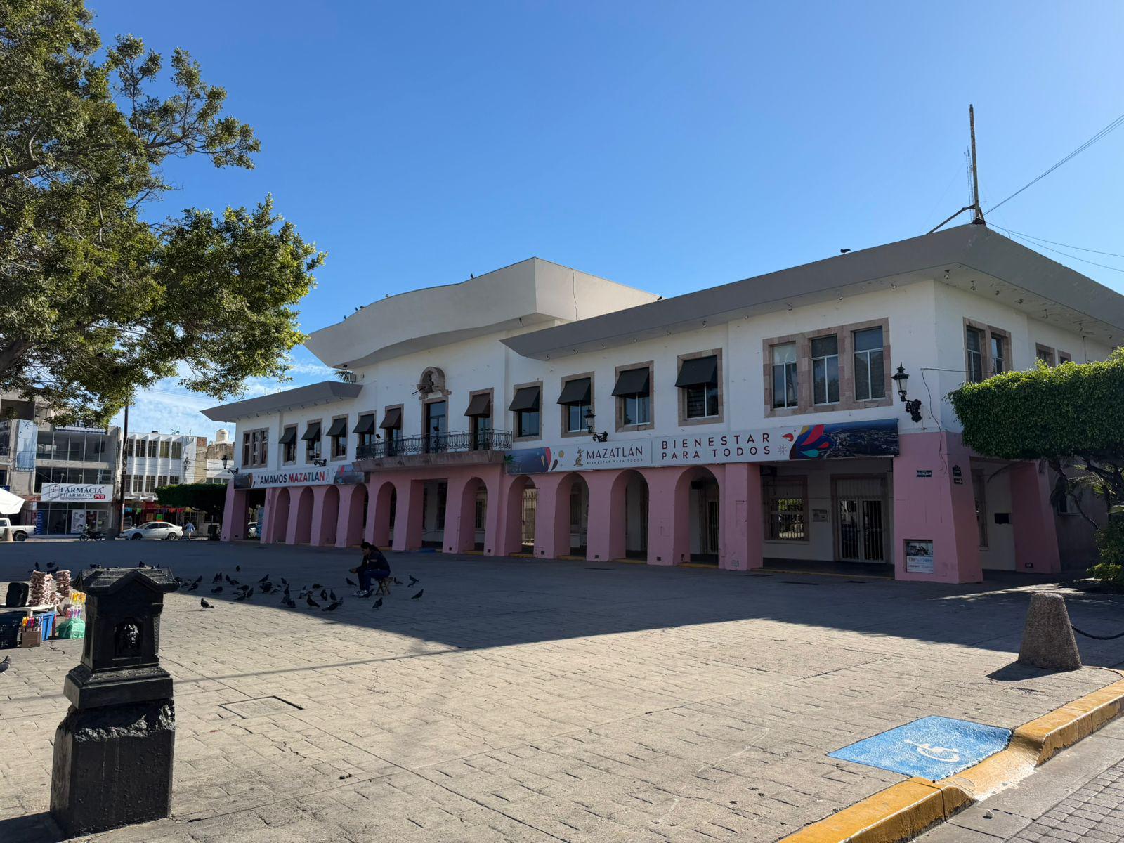$!Fachada rosa en Palacio Municipal de Mazatlán genera polémica entre ciudadanos