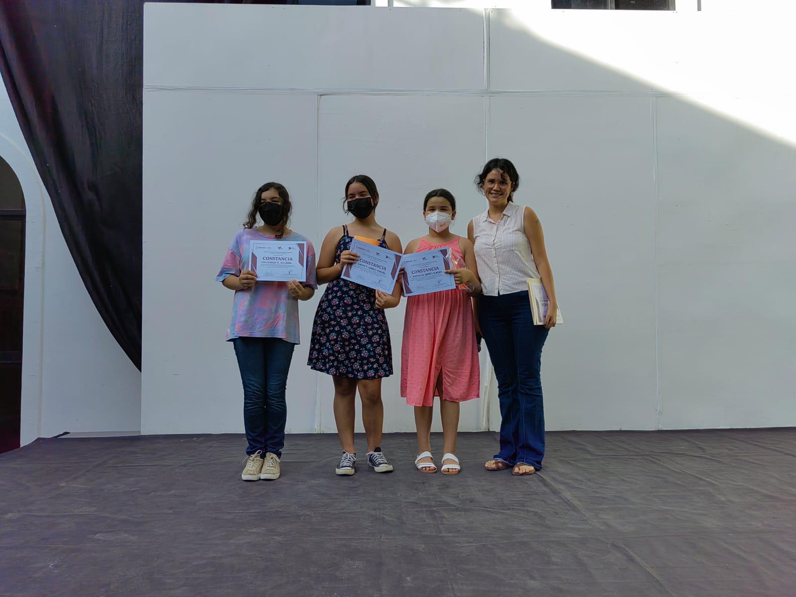$!Muy contentas las alumnas se mostraron en la entrega de diplomas.