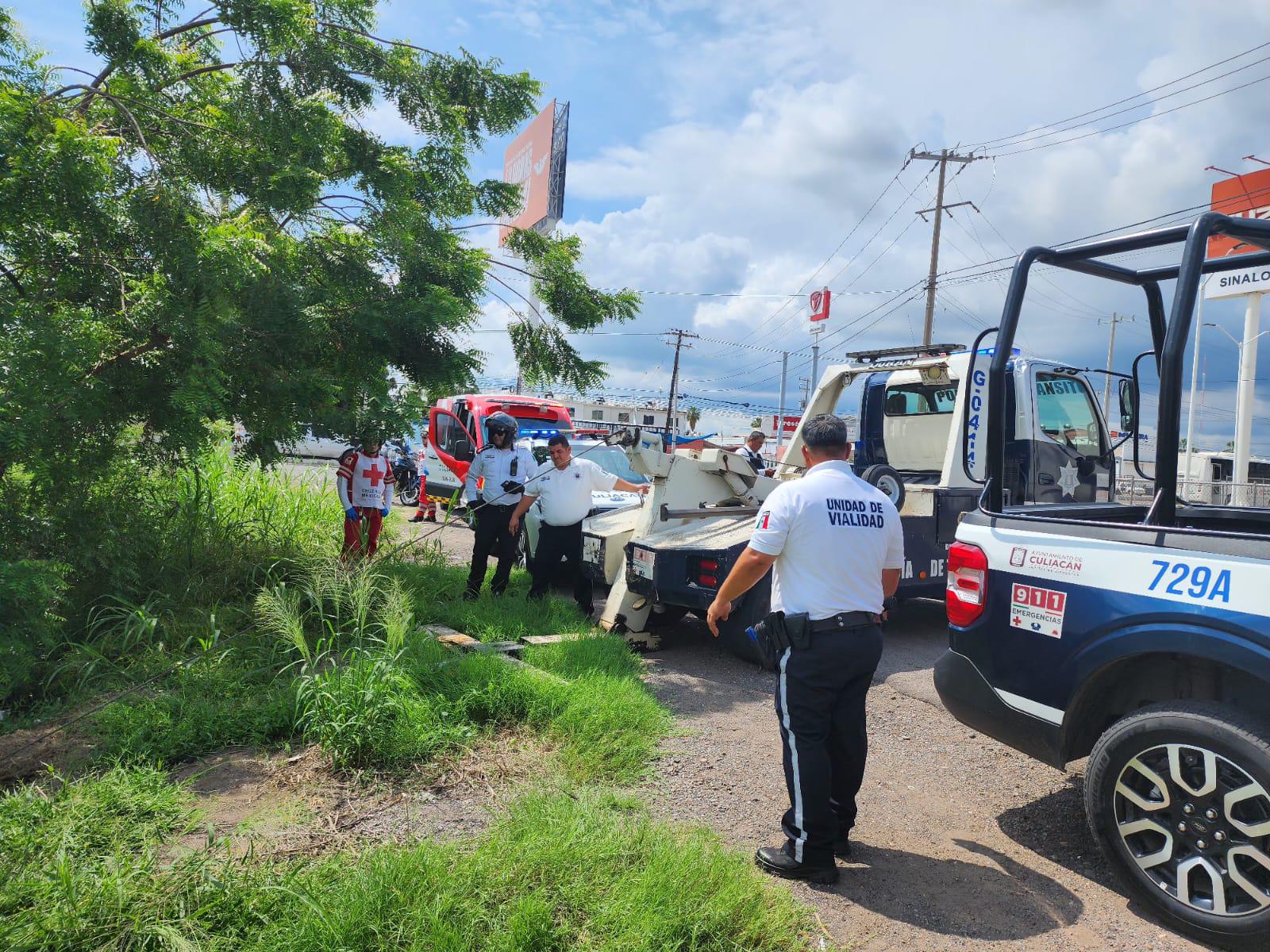 $!Rescatan a mujer que había volcado su vehículo en un canal de Culiacán